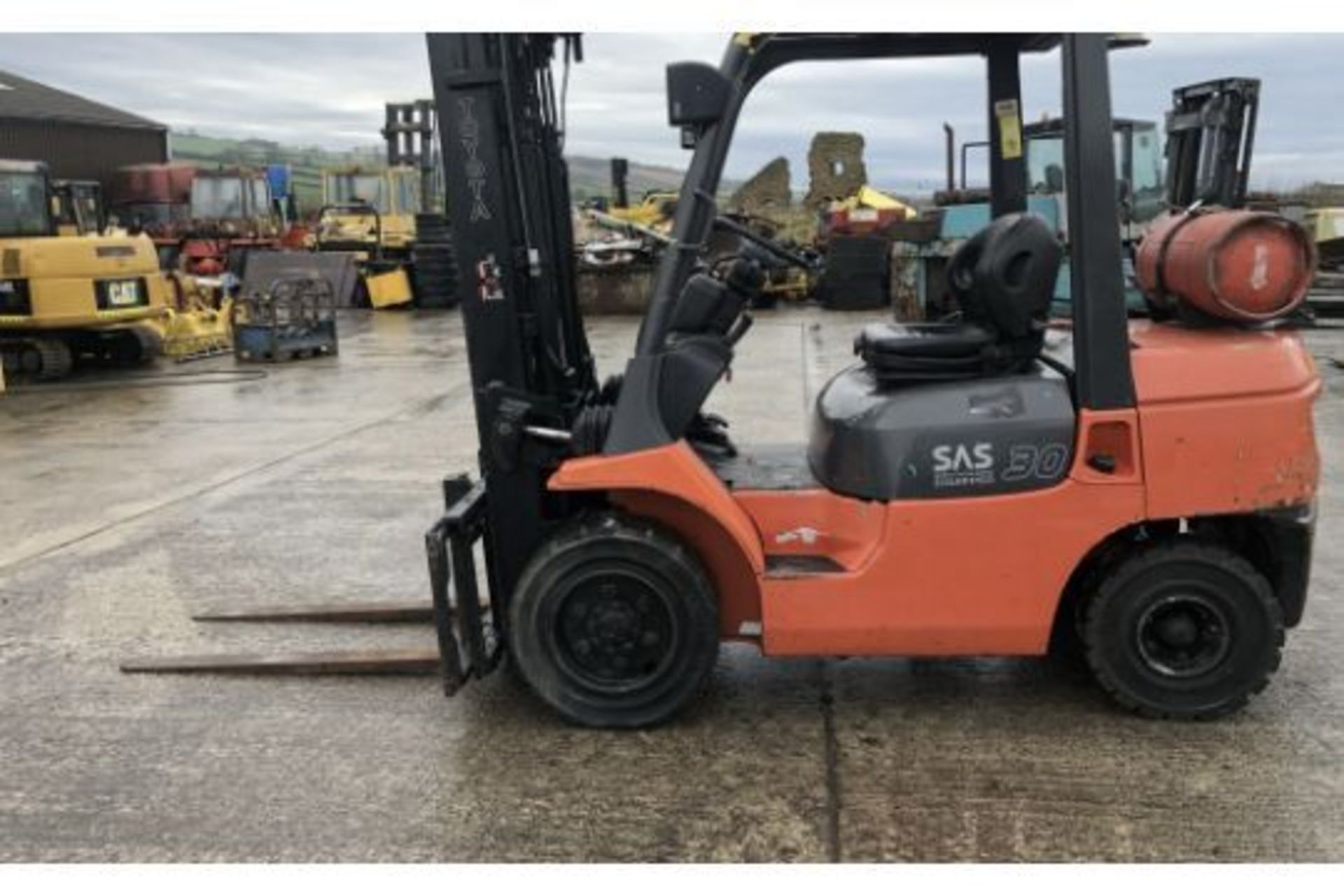 2011 TOYOTA FG 30 FORKLIFT - Image 2 of 12