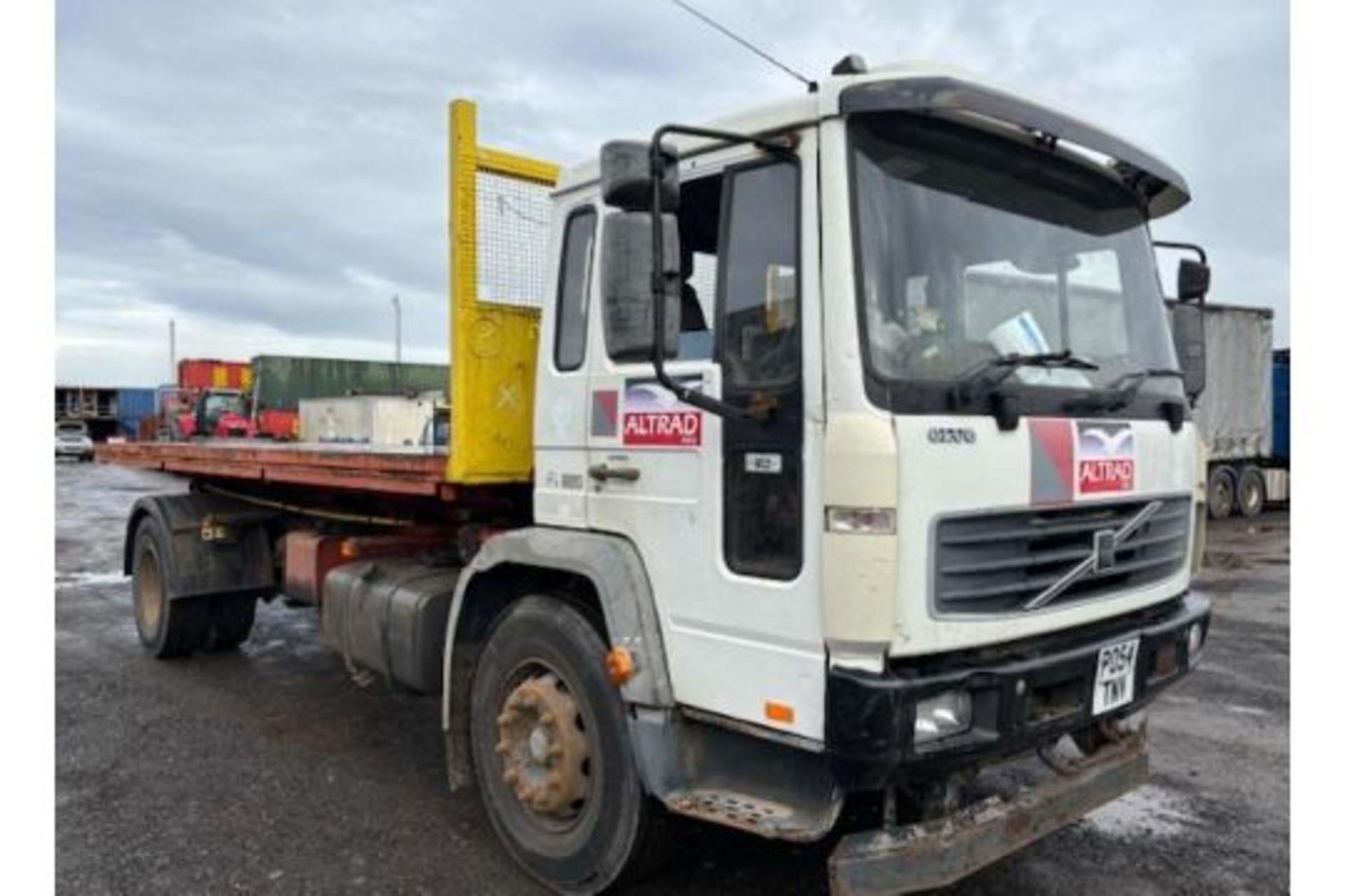 2004 VOLVO FL6.220