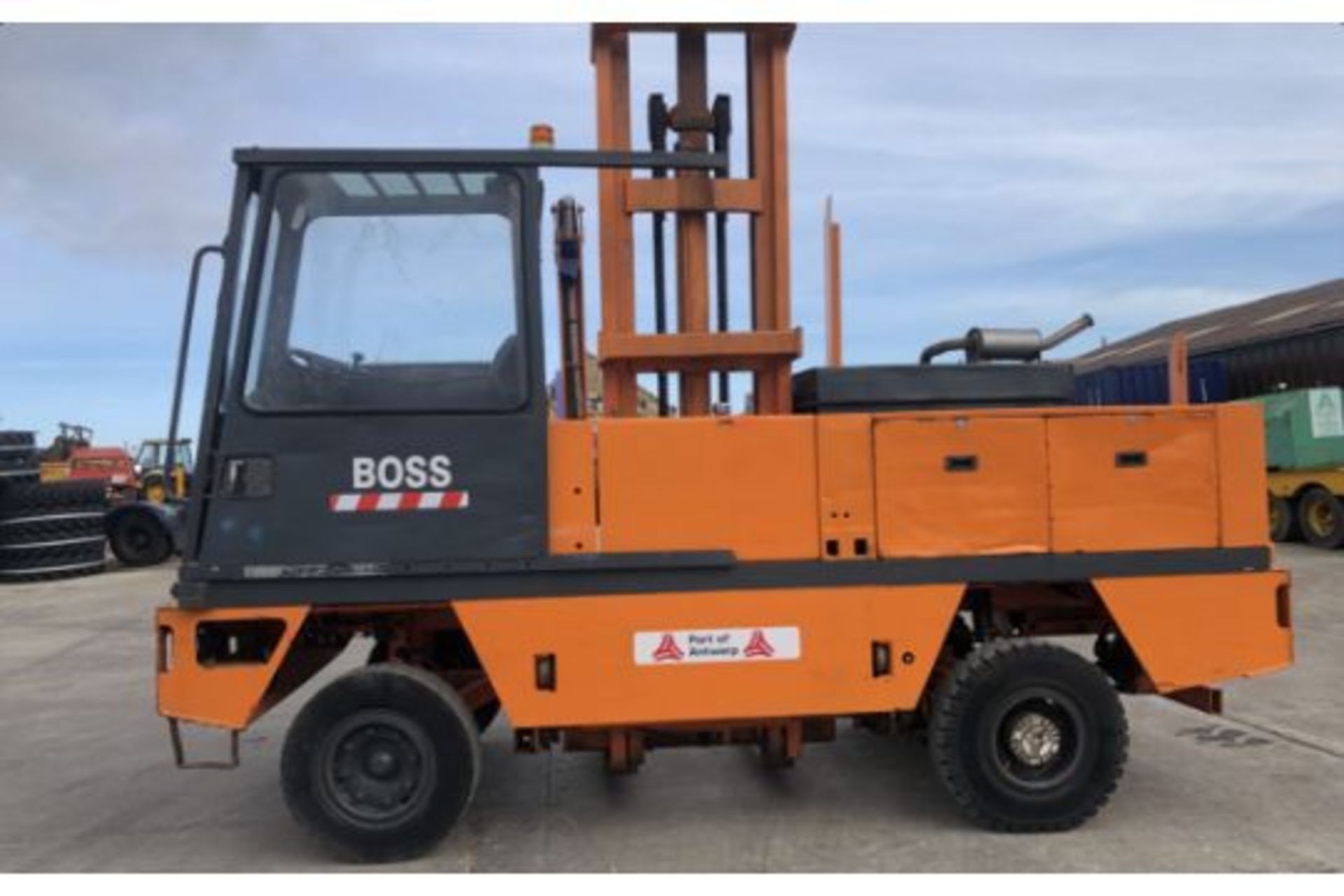 1999 BOSS 556 SIDELOADER FORKLIFT - Image 2 of 9