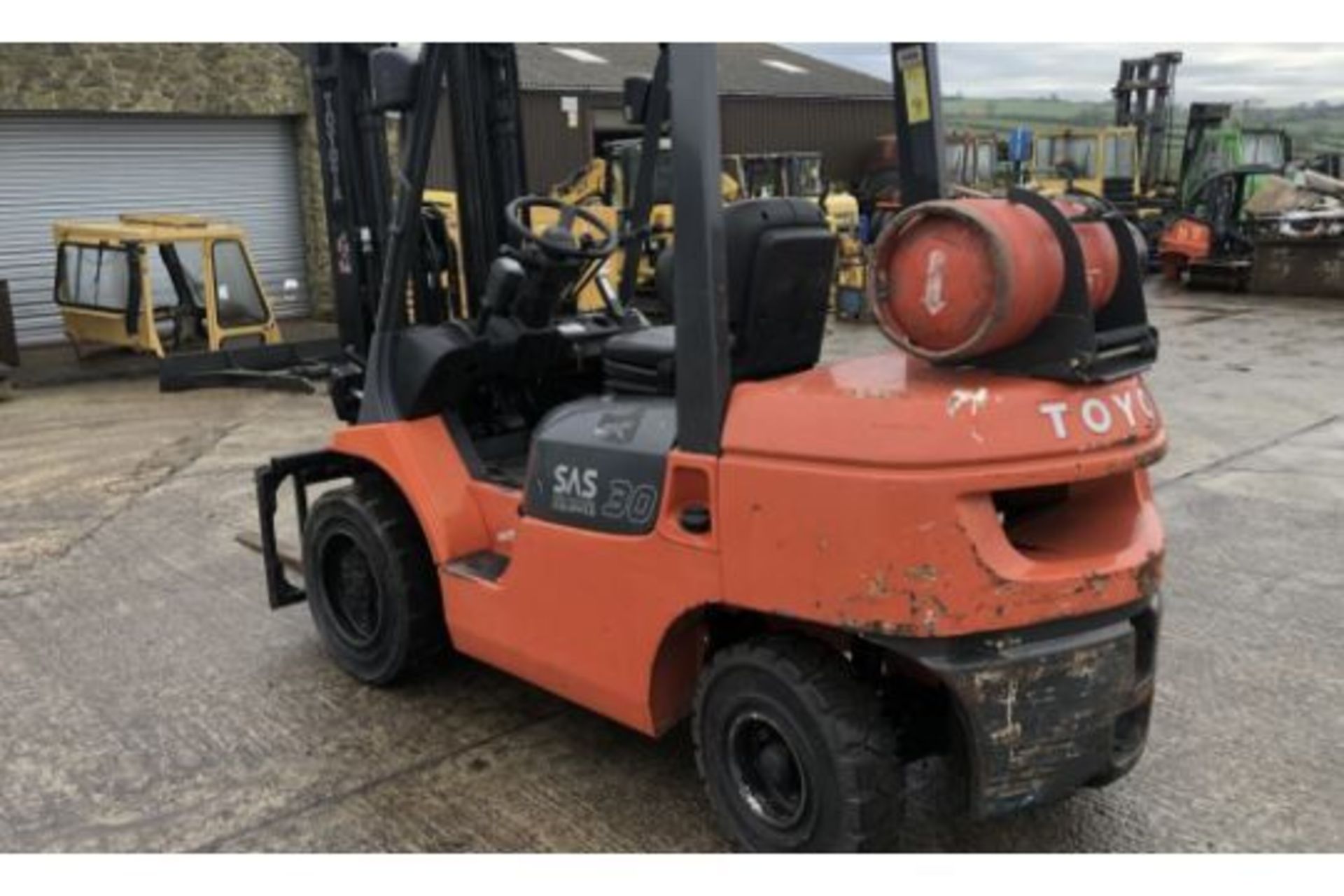 2011 TOYOTA FG 30 FORKLIFT - Image 3 of 12