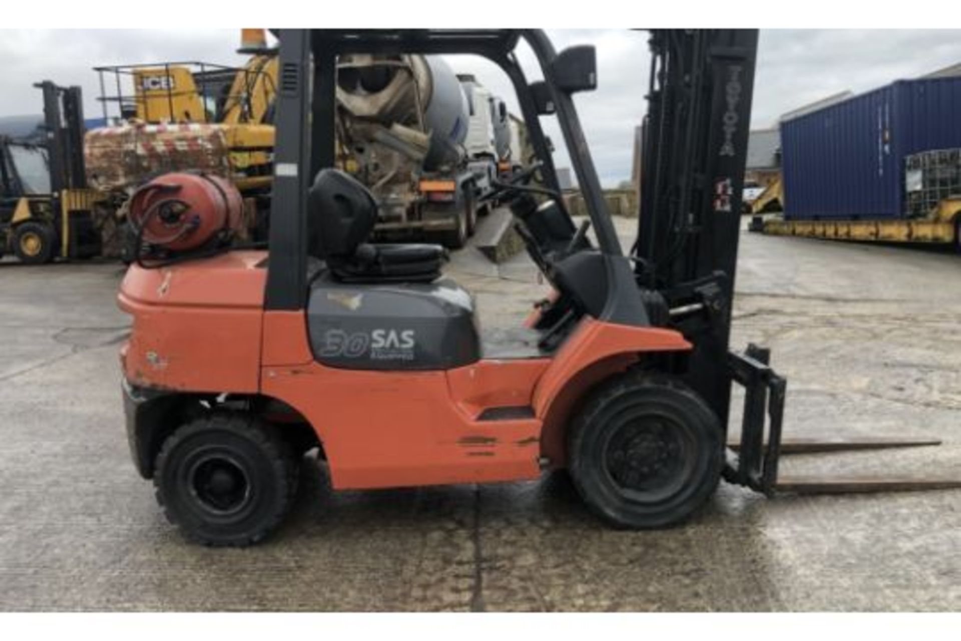 2011 TOYOTA FG 30 FORKLIFT - Image 7 of 12