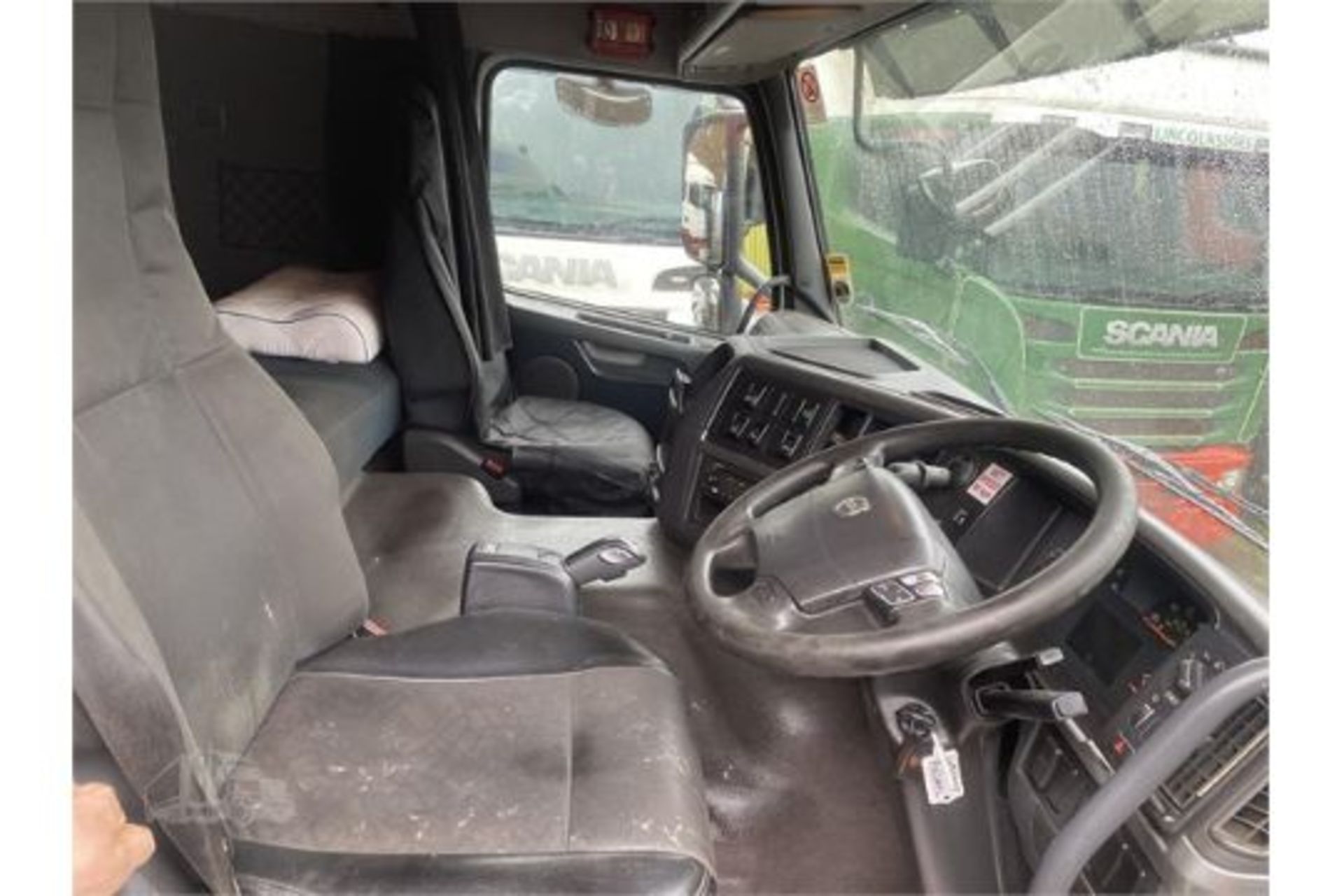 2010 VOLVO FM330 - Image 4 of 8