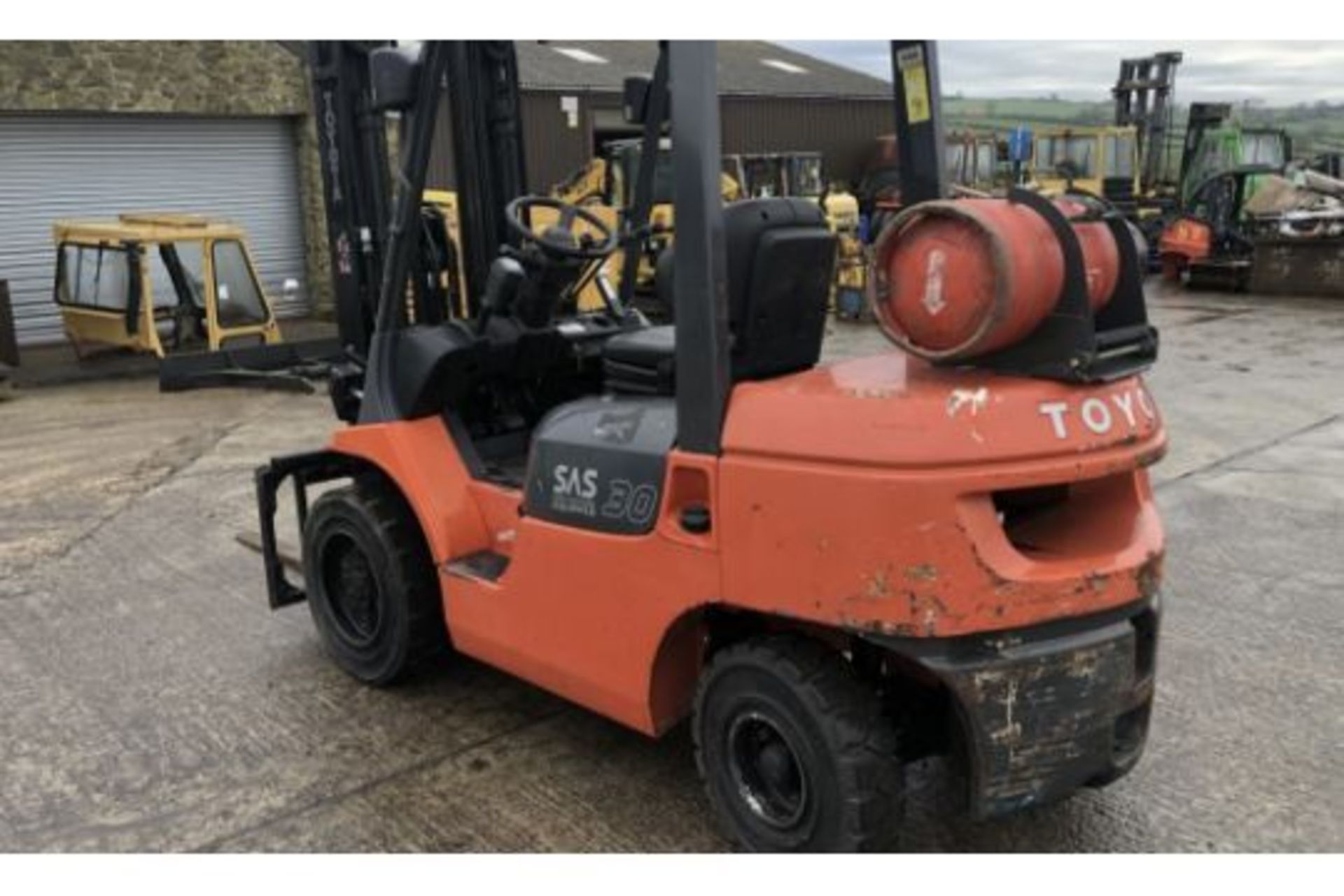 2011 TOYOTA FG 30 FORKLIFT - Image 8 of 12