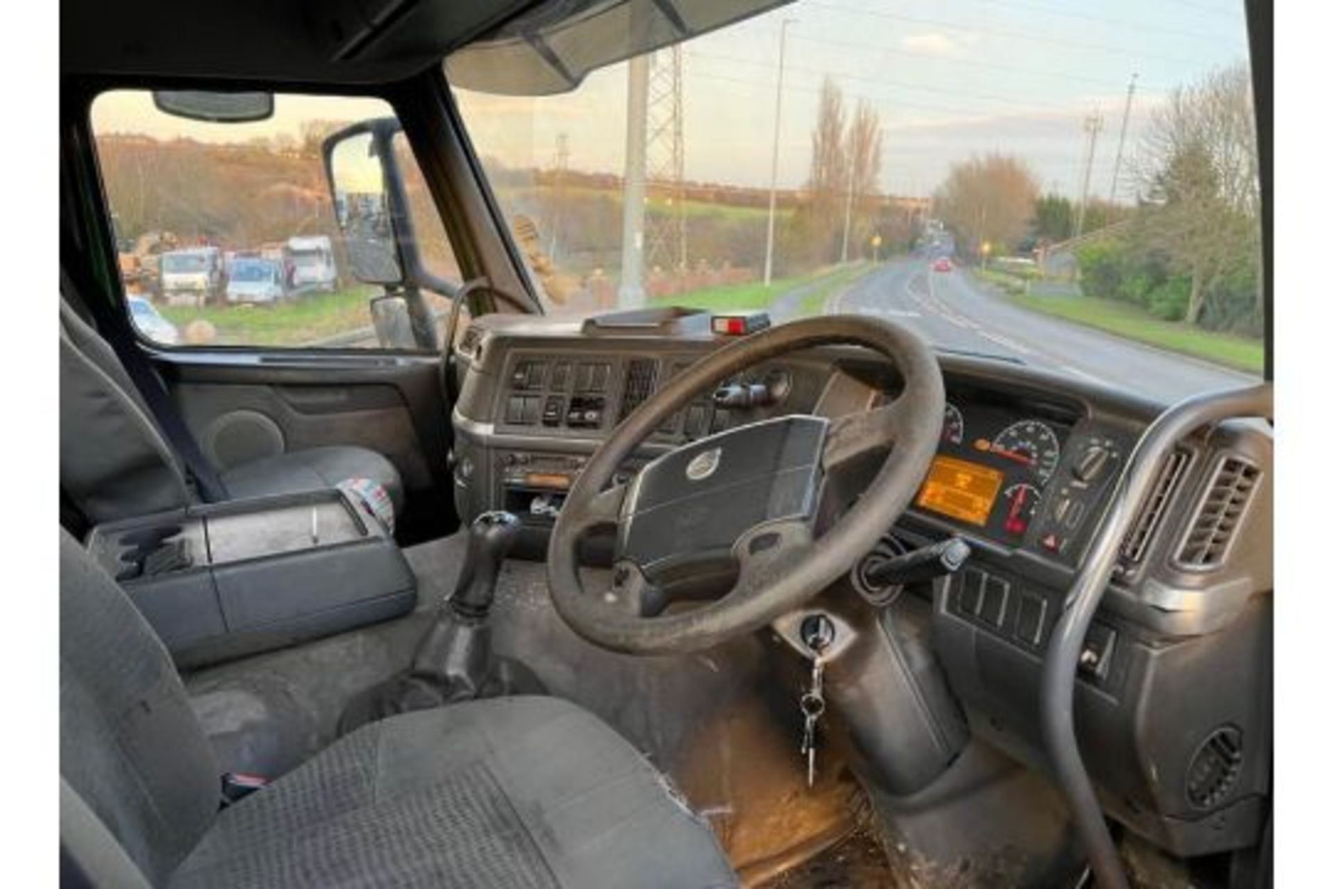 2003 VOLVO FM SKIP LOADER - Image 7 of 8