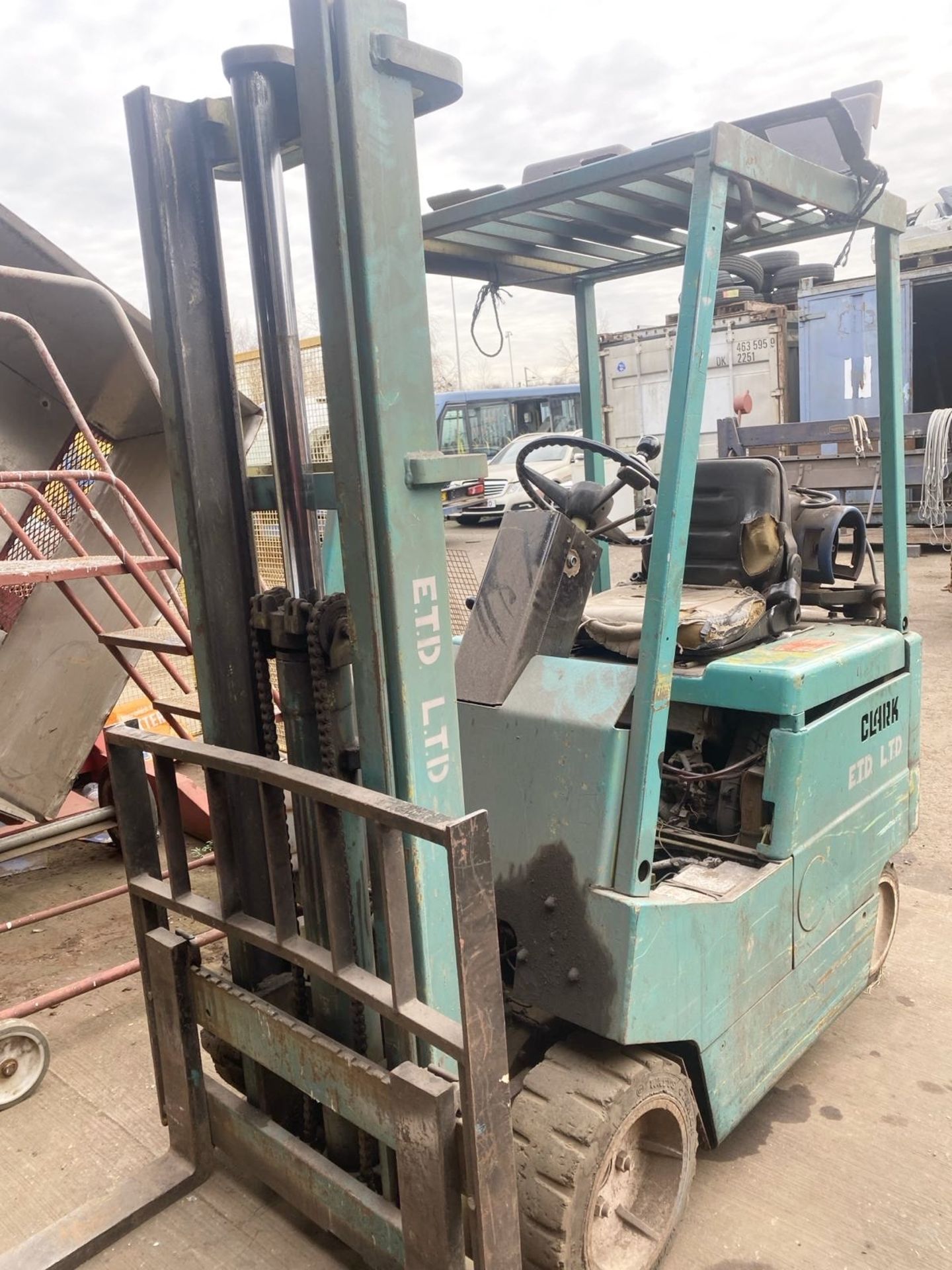 CLARKE FLT DIESEL 2 TONNE FORKLIFT LOADING AND DELIVERY AVAILABLE