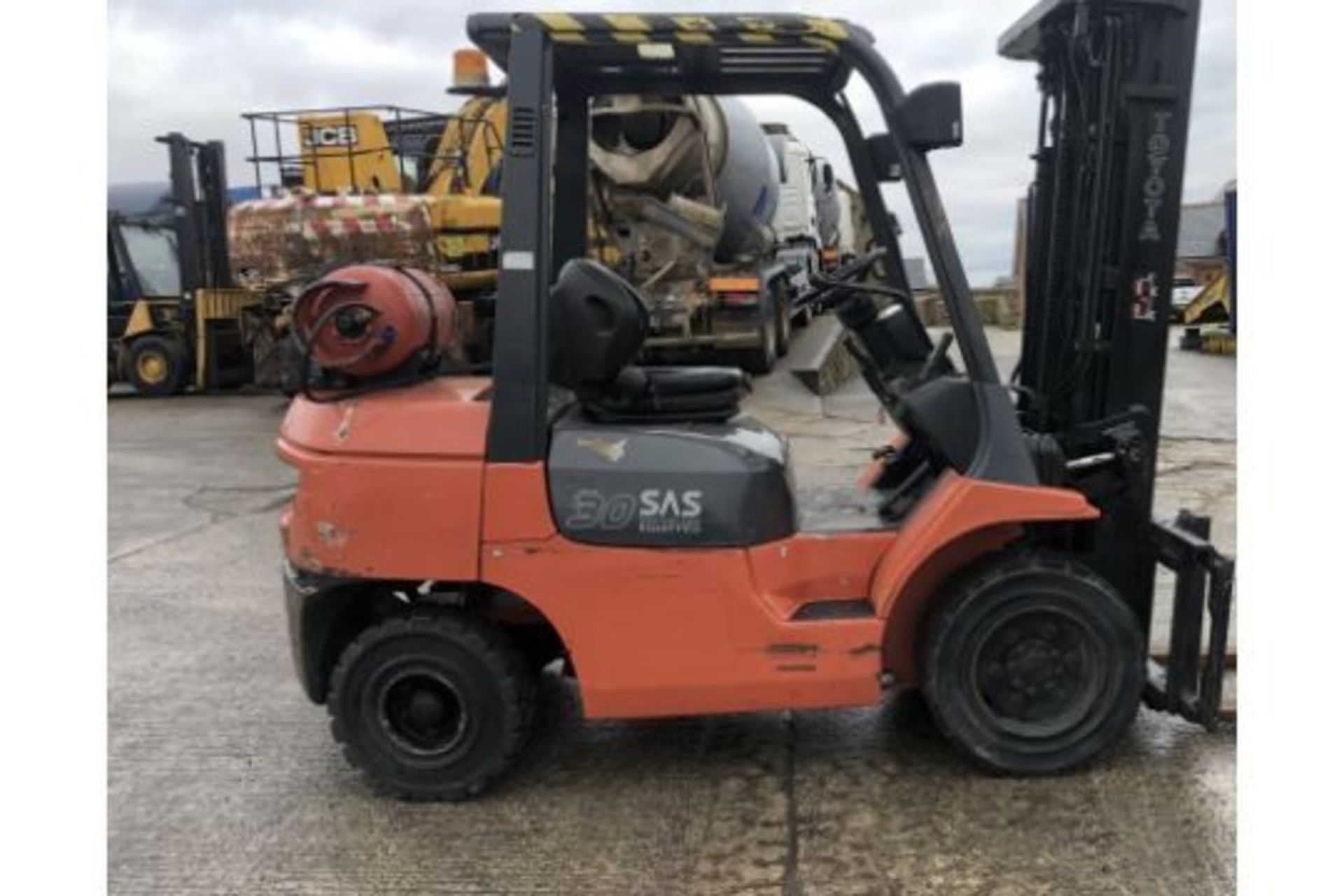 2011 TOYOTA FG 30 FORKLIFT - Image 9 of 12