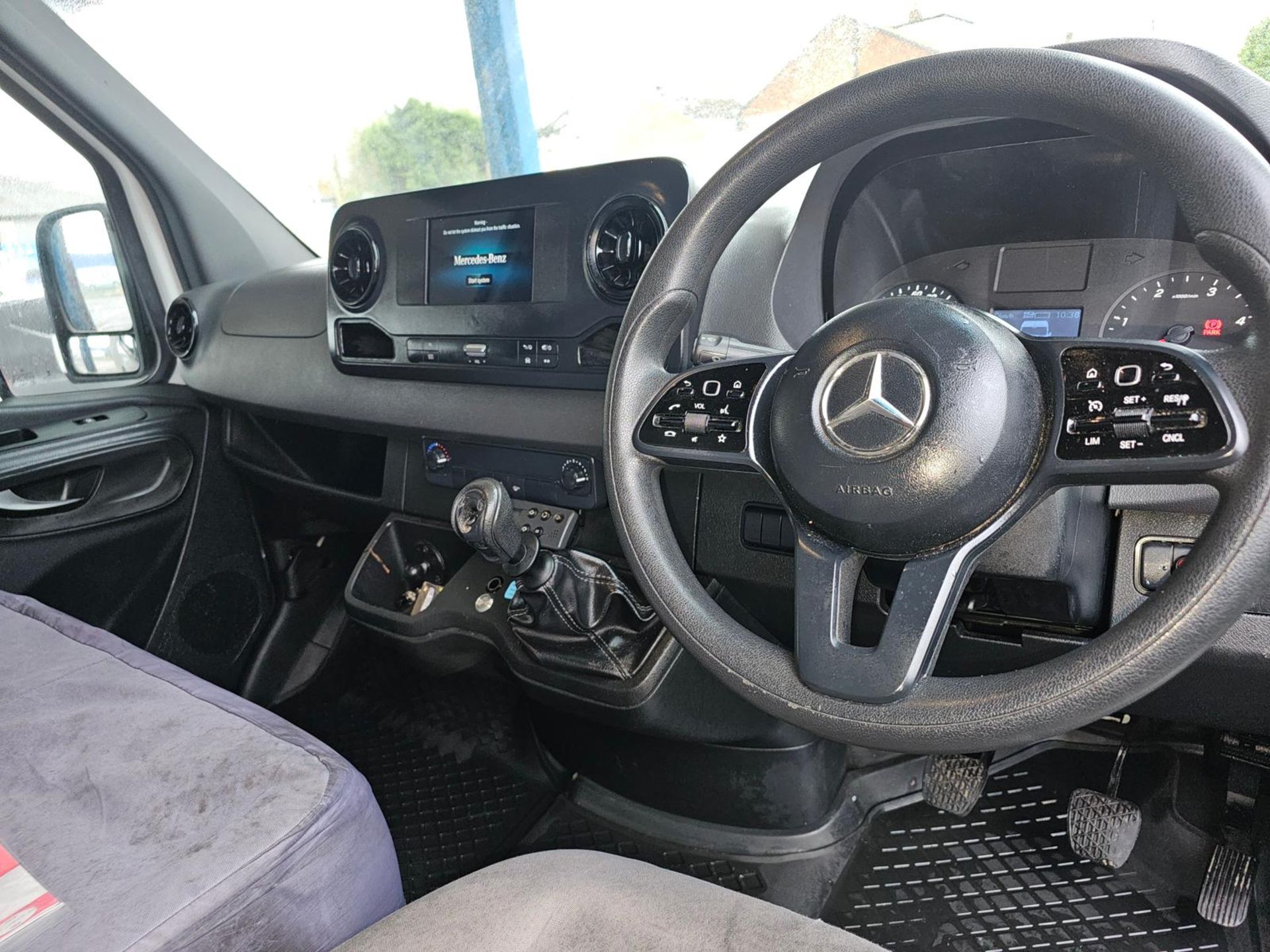 2019 MERCEDES BOX VAN - Image 7 of 9