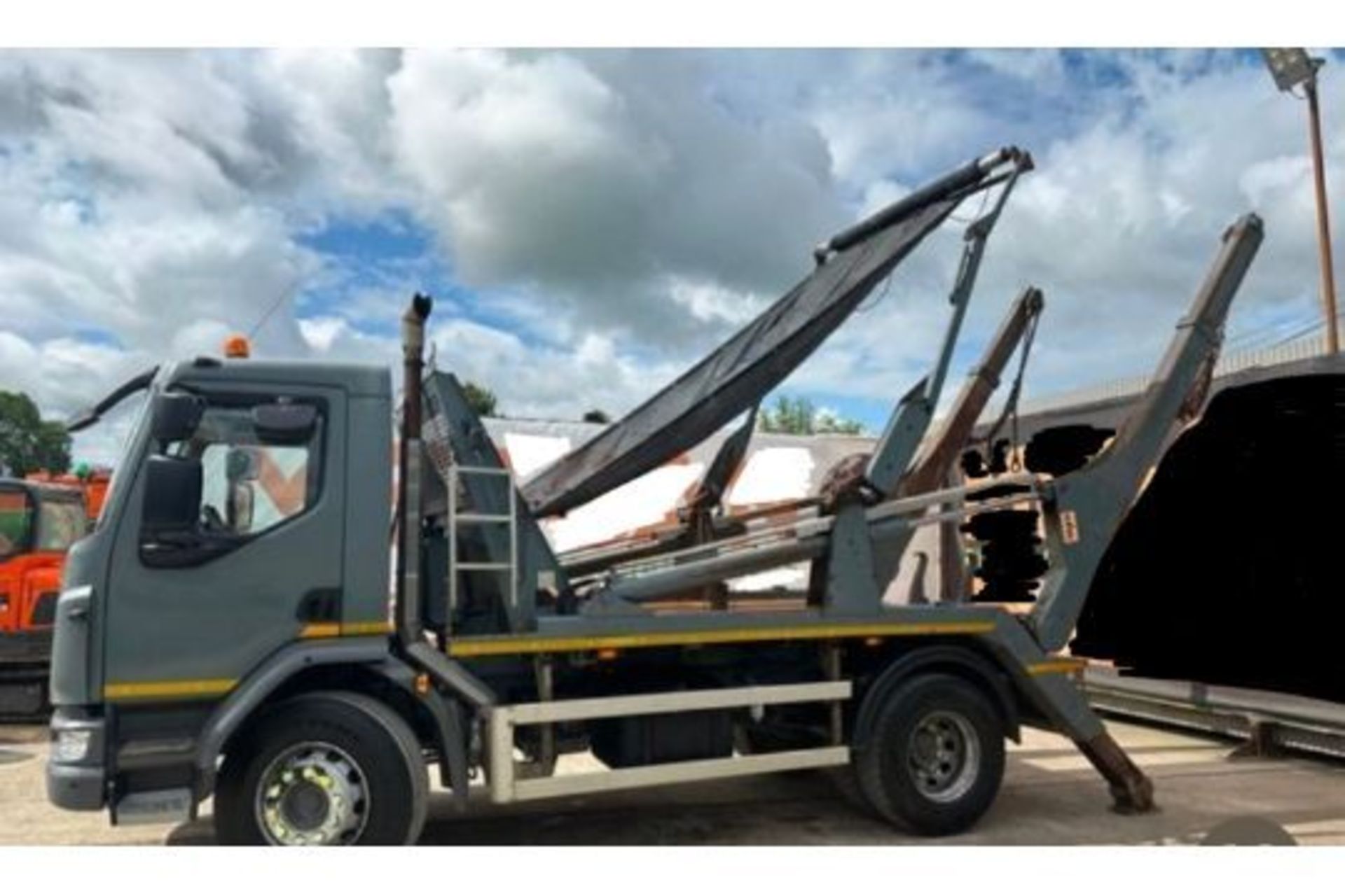 2016 DAF LF55.250 CHAIN LIFT SKIP TRUCK - Image 9 of 23