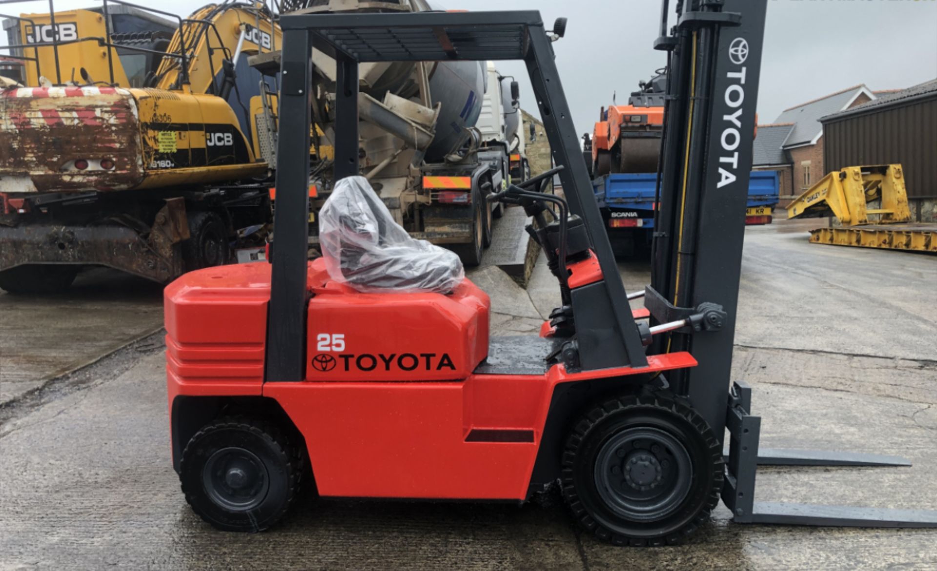 2004 TOYOTA FD 25 FORKLIFT - Image 5 of 9