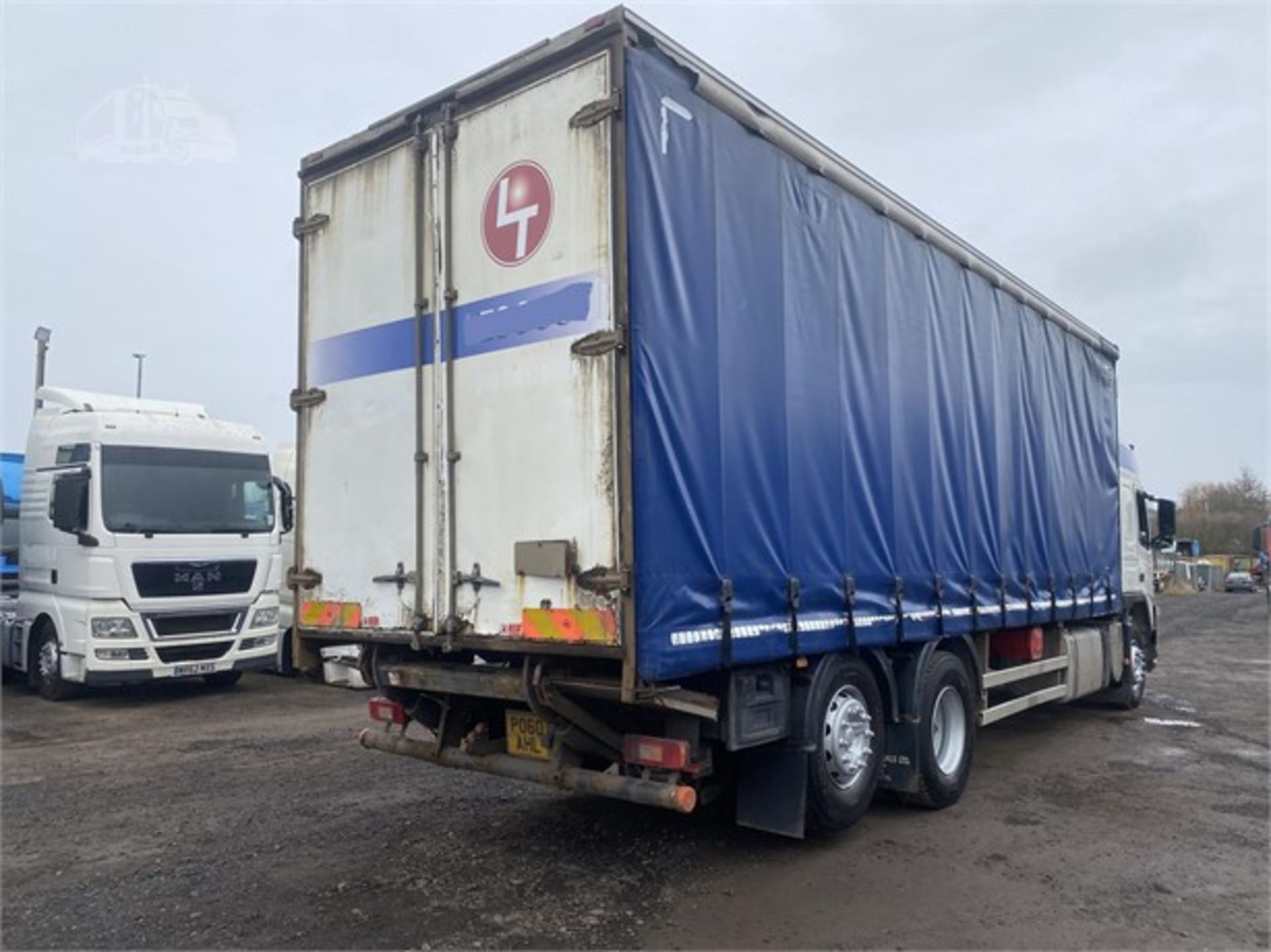 2010 VOLVO FM330 CURTAINSIDER - Image 3 of 7