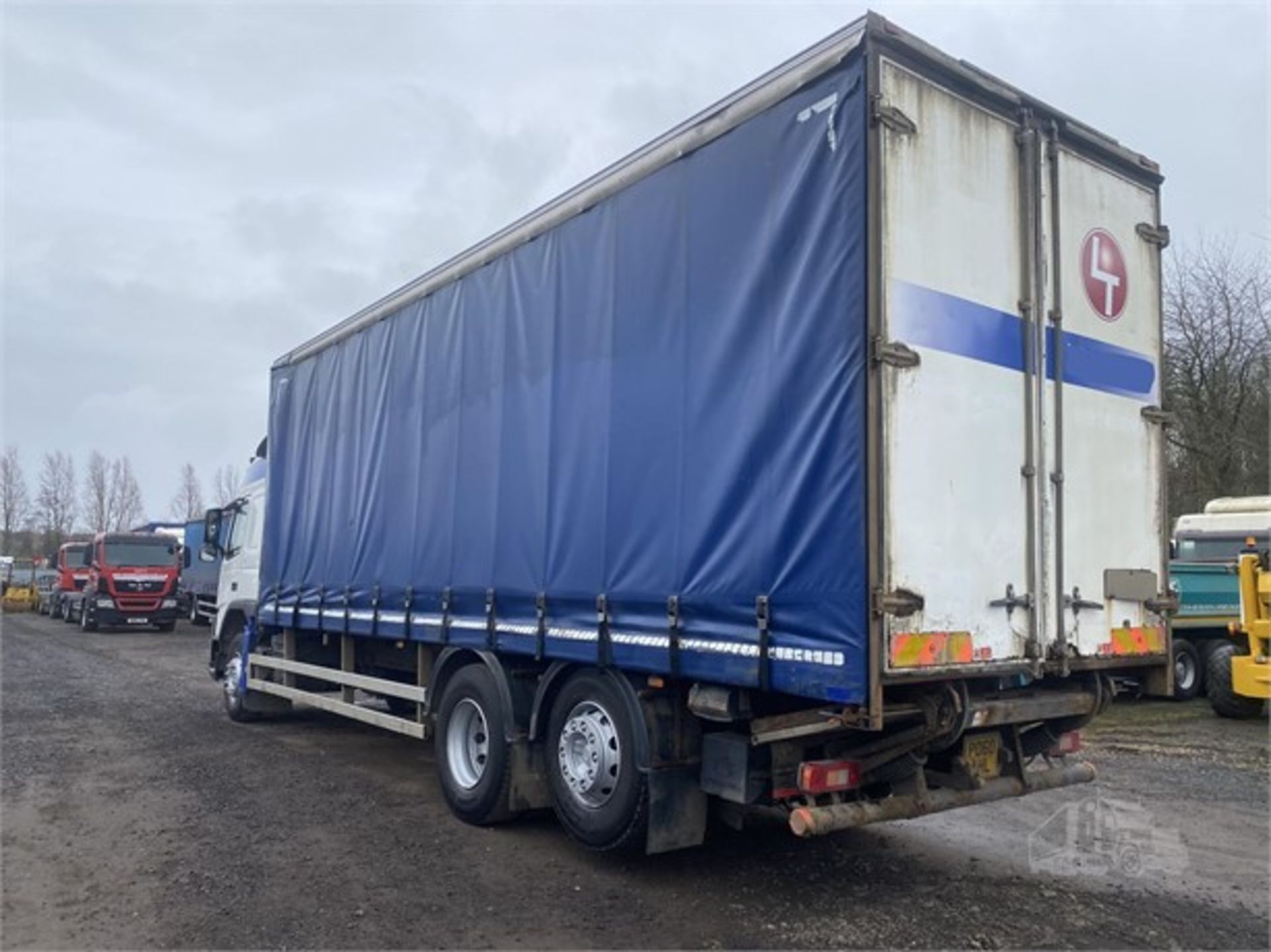 2010 VOLVO FM330 CURTAINSIDER - Image 4 of 7