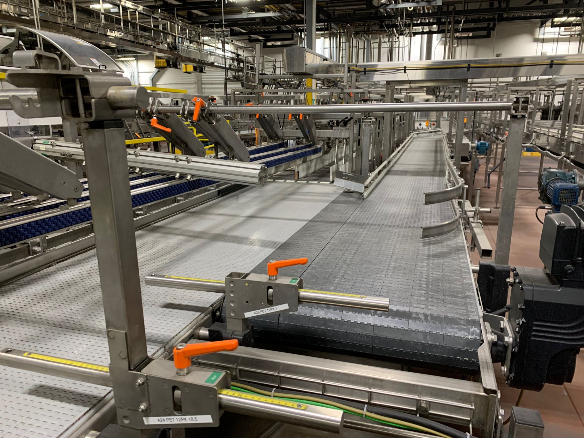 Infeed Mass Flow Conveyor to Krones Traypacker - Image 12 of 14