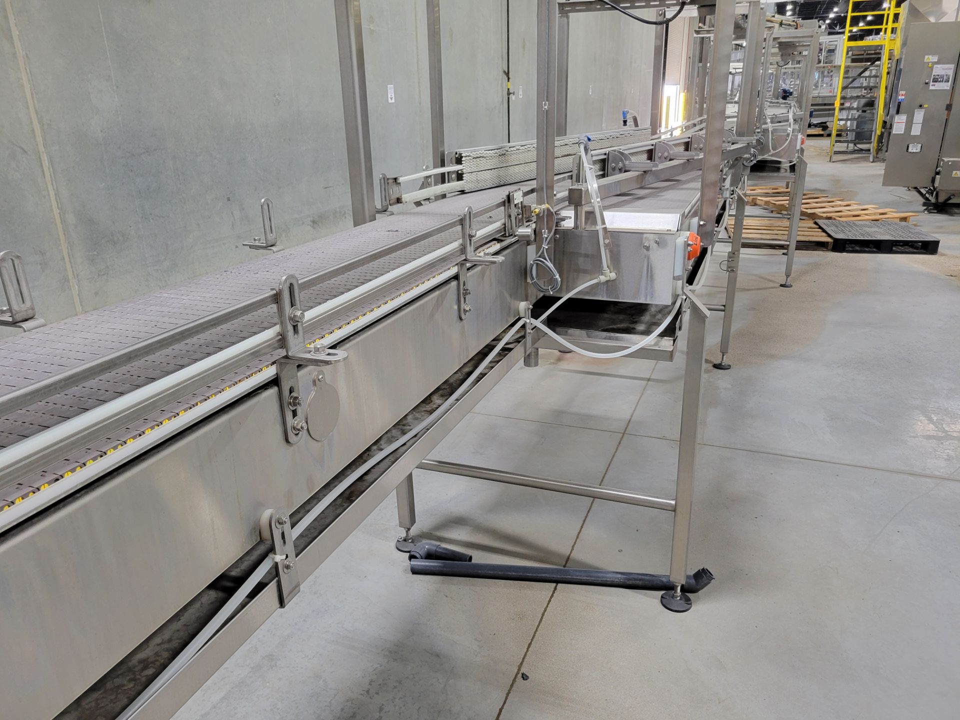 Mass Flow Conveyor from Accumulation Table to Single Filer