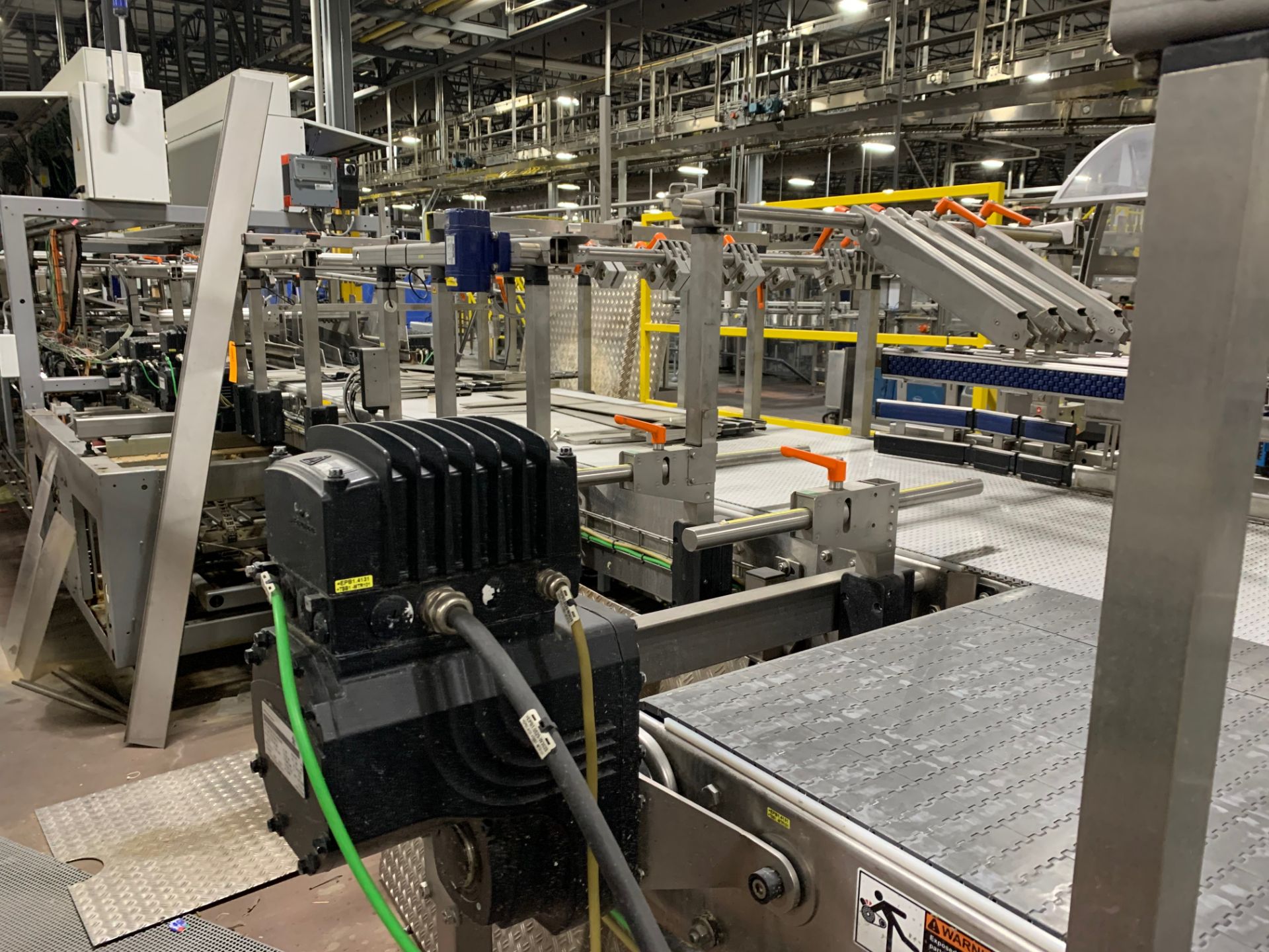 Infeed Mass Flow Conveyor to Krones Traypacker - Image 11 of 14