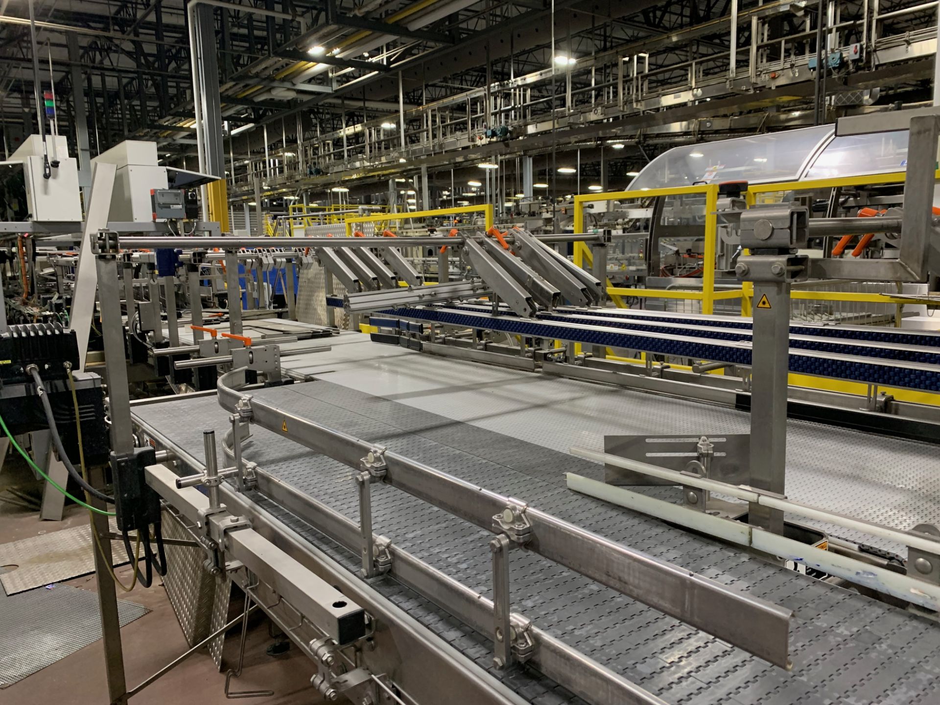 Infeed Mass Flow Conveyor to Krones Traypacker - Image 9 of 14