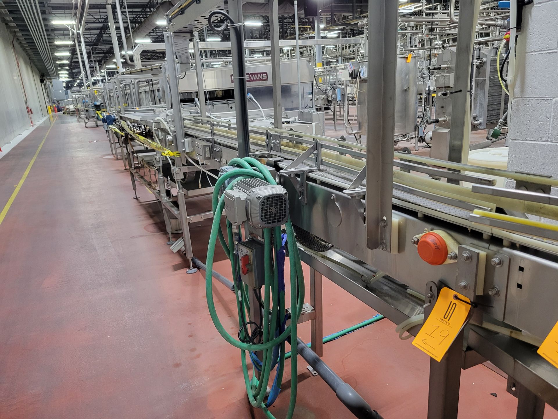 Bottle Conveyor from Cap Sterilizer to Cooling Tunnel