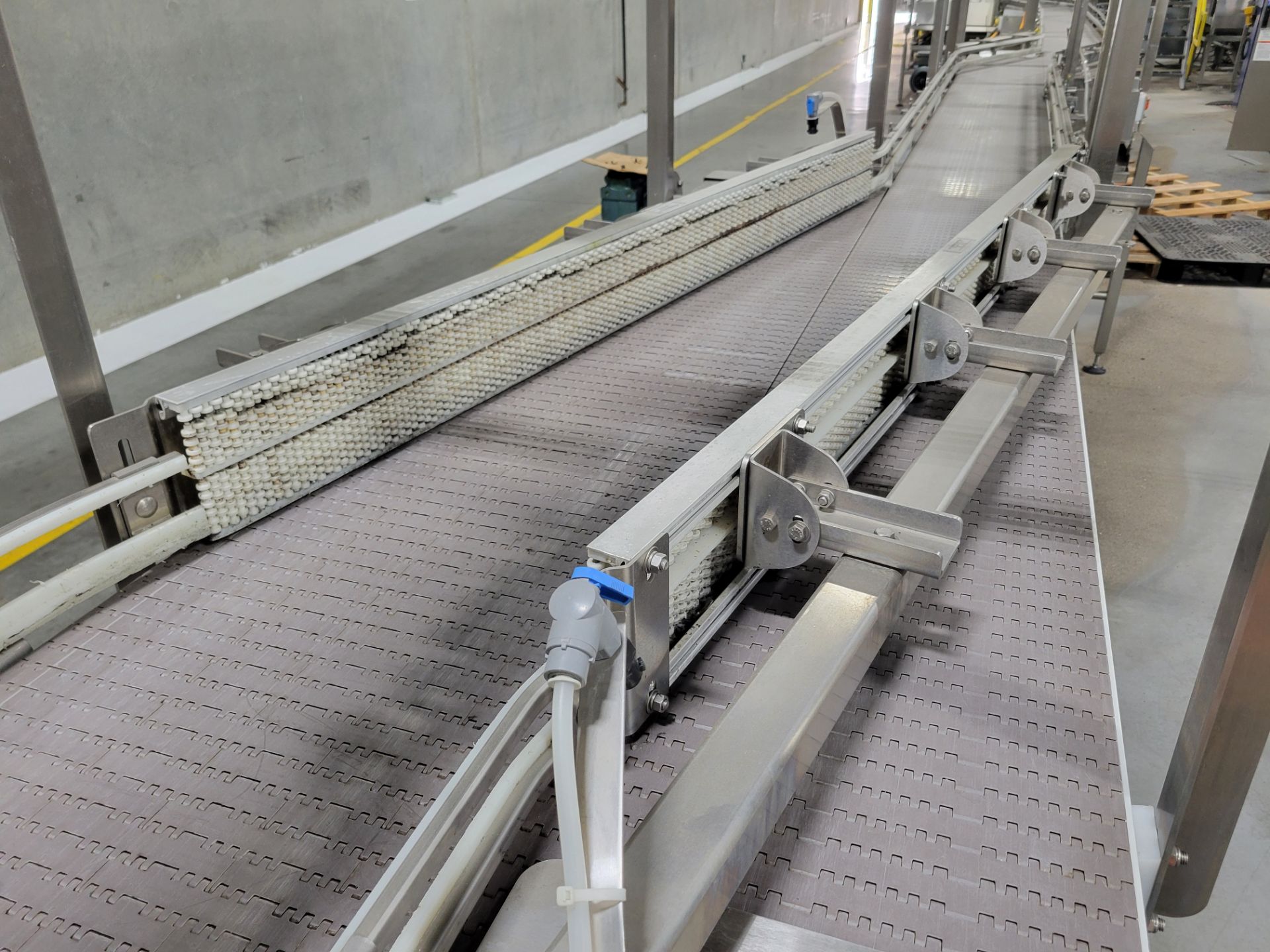Mass Flow Conveyor from Accumulation Table to Single Filer - Image 5 of 11