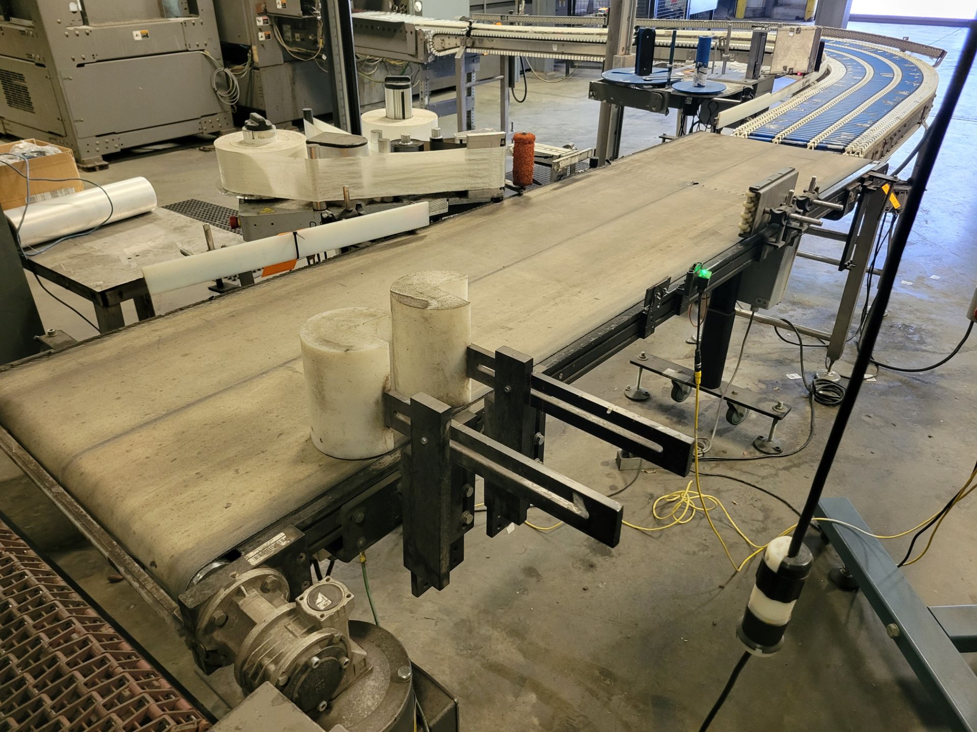 Conveyor with Dual Videojet 9550 Print and Apply Labelers