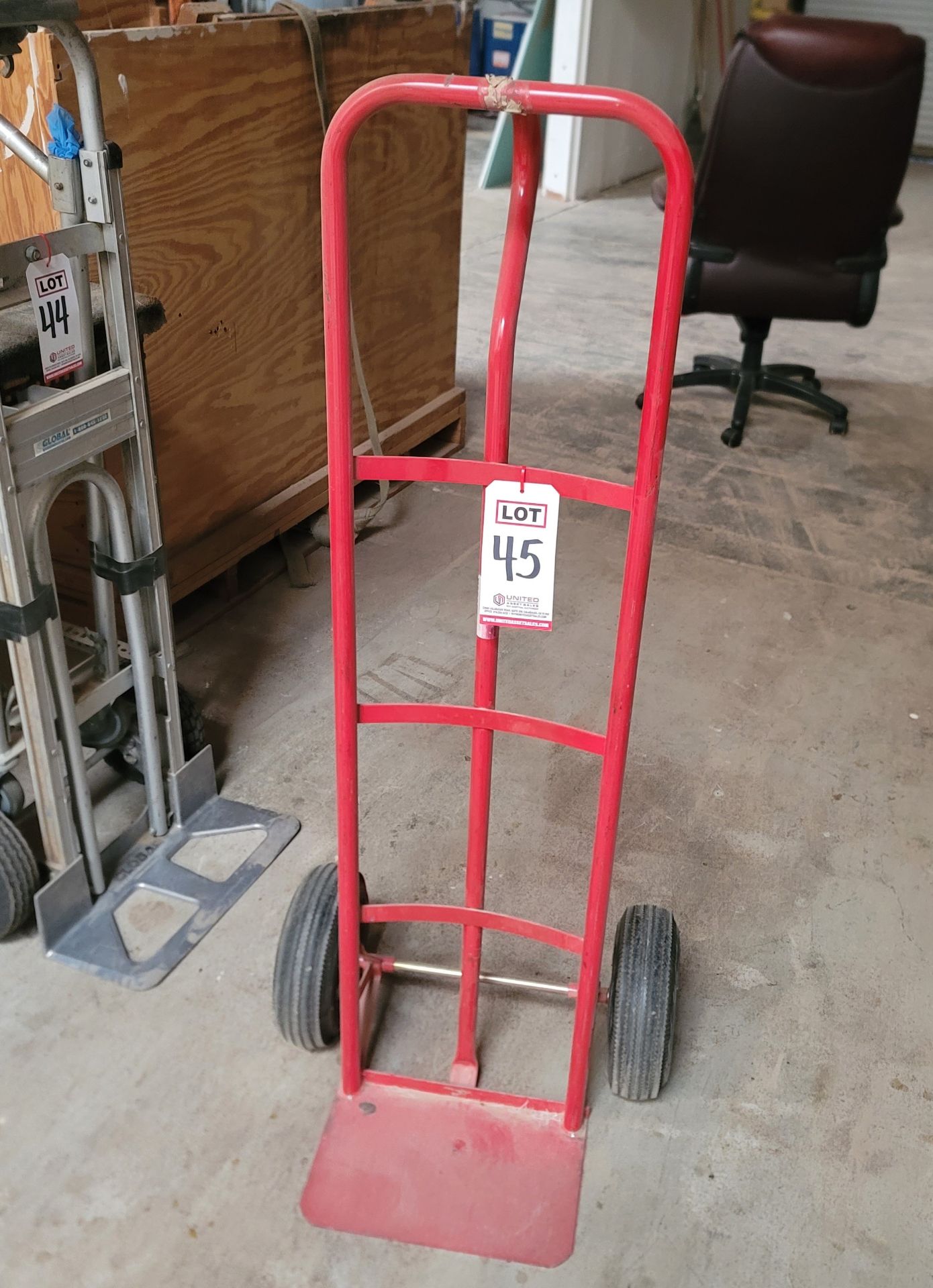 HAUL MASTER HAND TRUCK, PNEUMATIC TIRES, 600 LB CAPACITY, (DELAYED PICKUP UNTIL FEBRUARY 20)