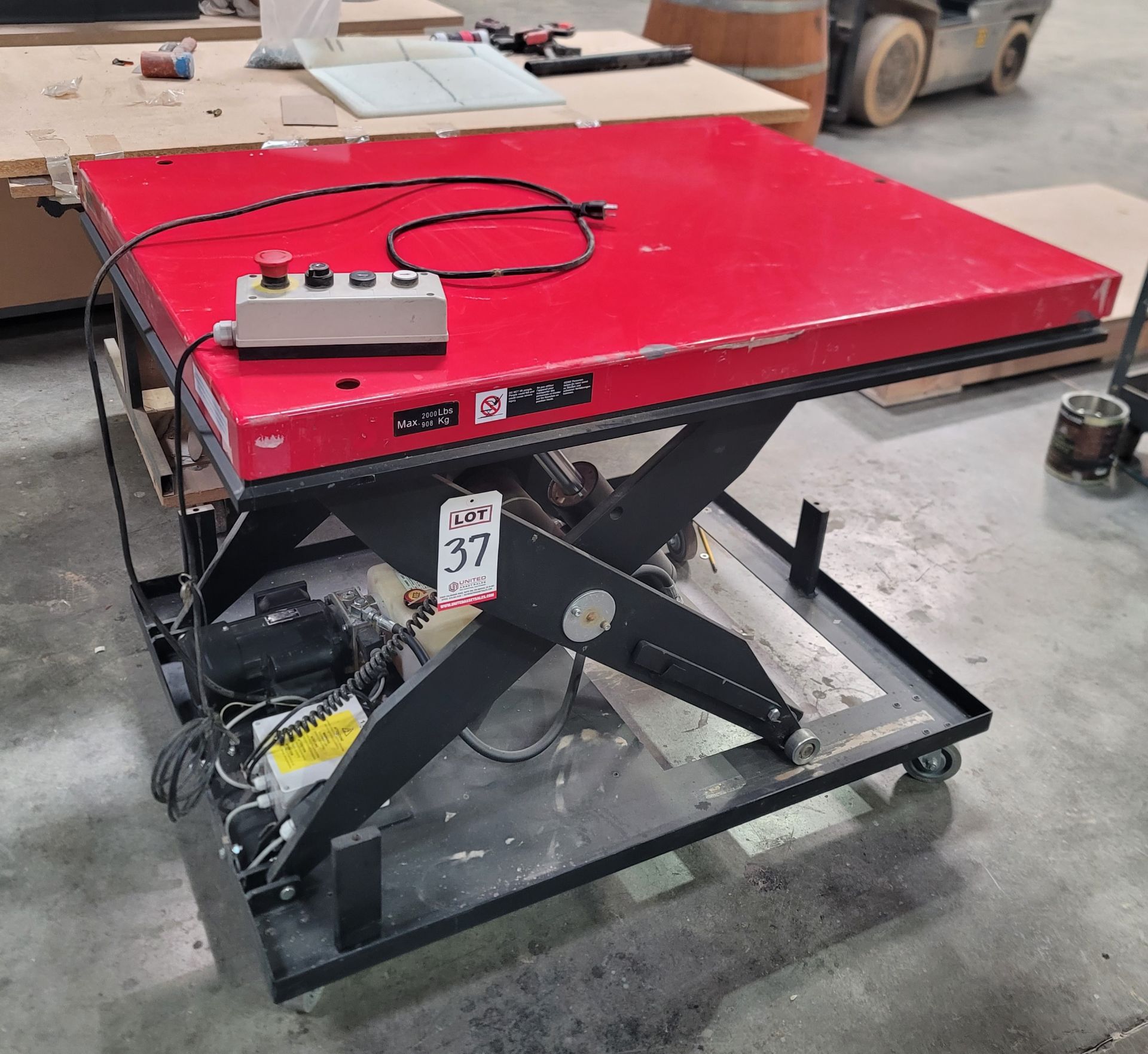 SCISSOR LIFT TABLE, 4' X 3', 2,000 LB CAPACITY, ON CASTERS