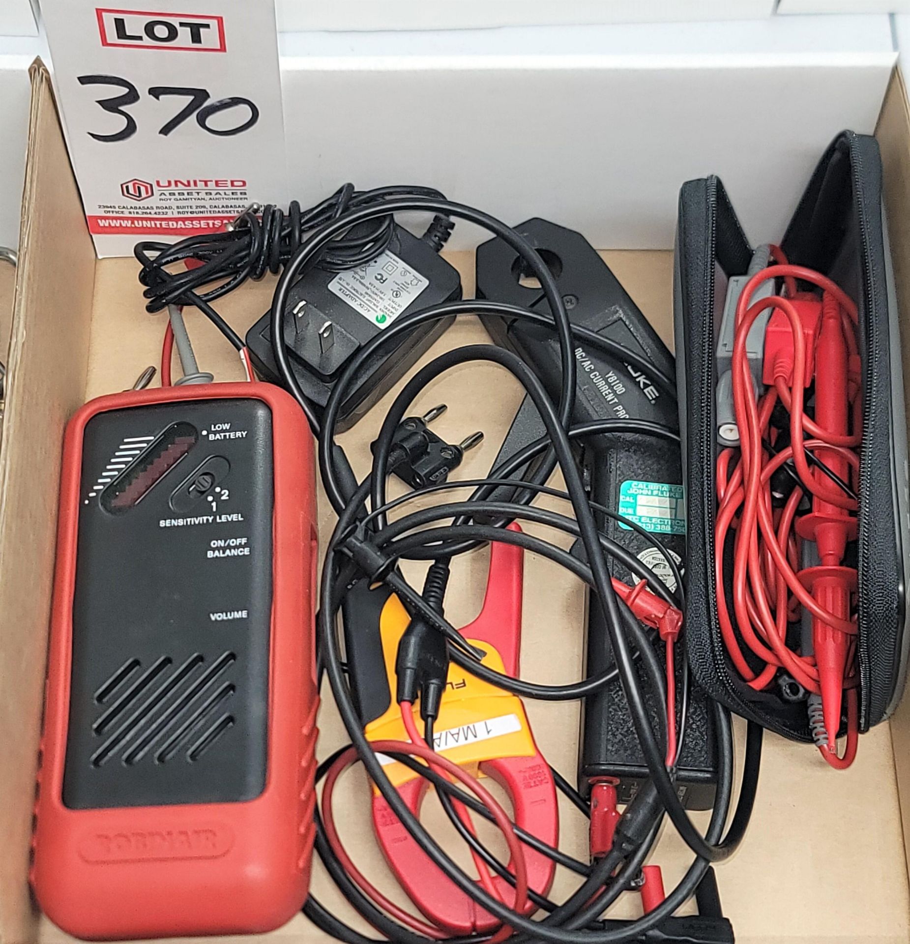 LOT - FLUKE DC/AC CURRENT PROBE, FLUKE TEST LEADS, ROBINAIR MODEL 16500 LEAK DETECTOR