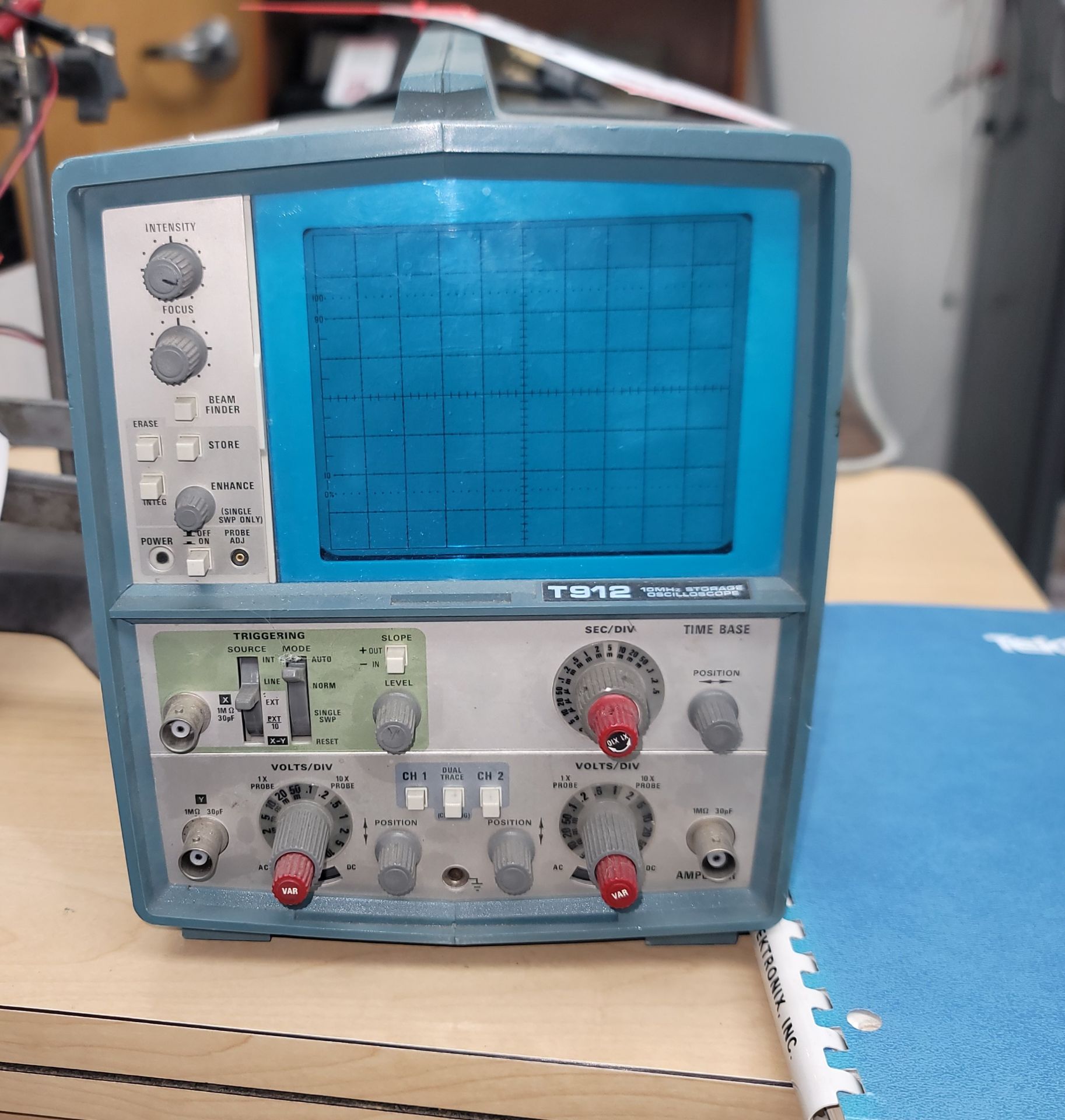 TECHTRONIX T912 10MHZ STORAGE OSCILLOSCOPE, W/ INSTRUCTION MANUAL - Bild 2 aus 2