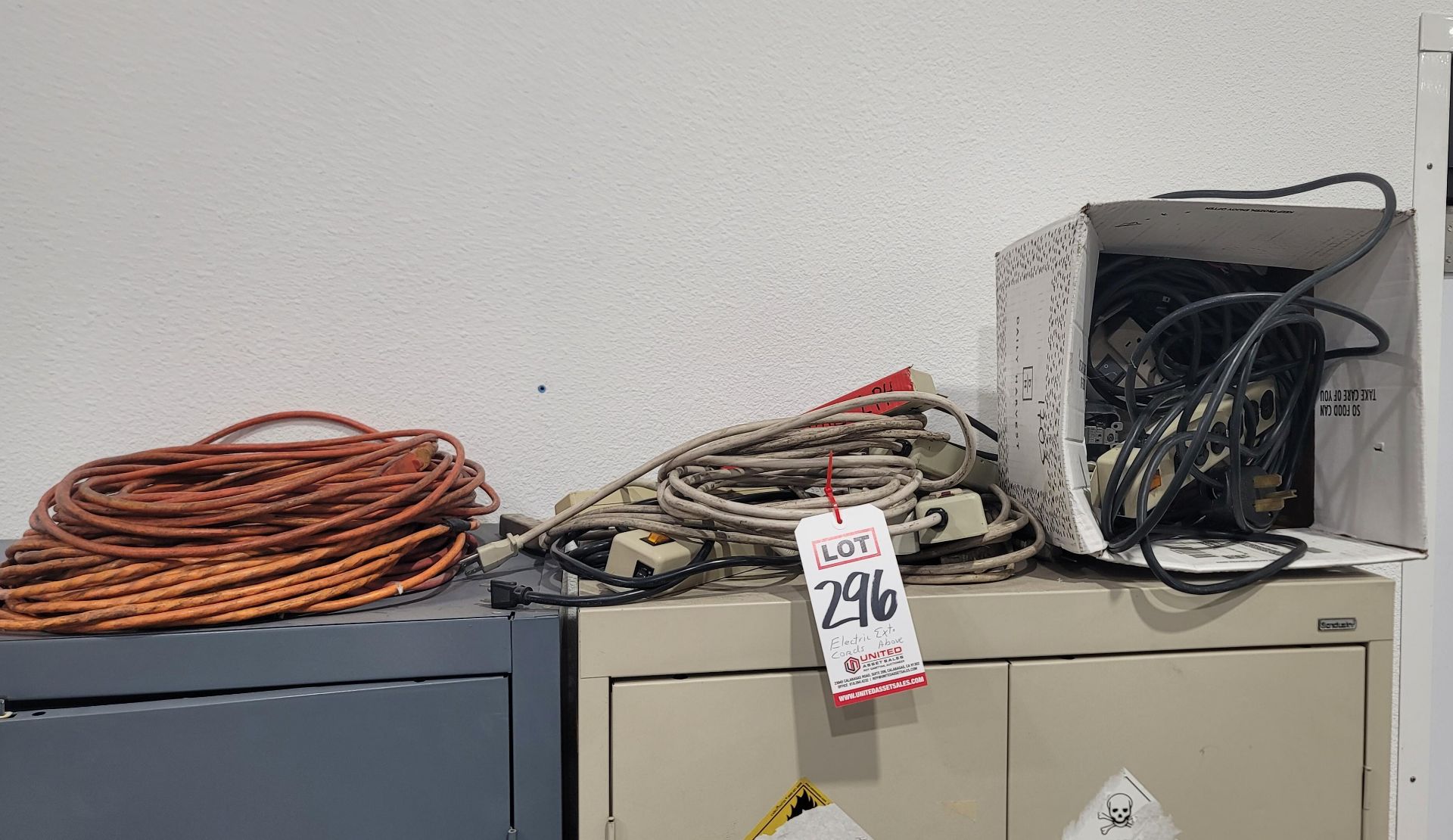 LOT - ELECTRIC EXTENSION CORDS, PLUG STRIPS