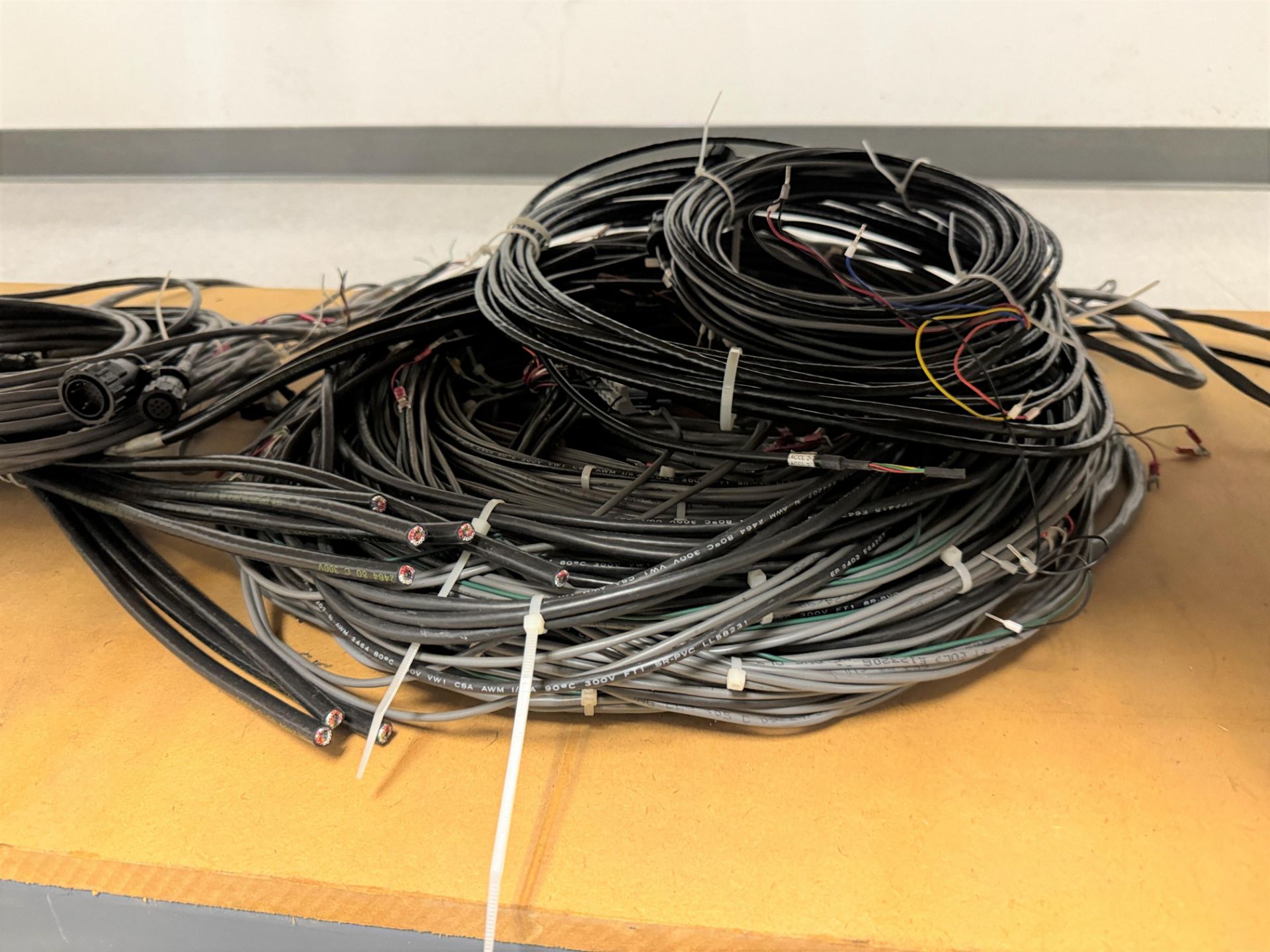LOT - CONTENTS ONLY OF (1) SHELF, TO INCLUDE: HEAVY ELECTRIC CABLE, COMMUNICATION WIRE - Image 2 of 4