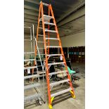 WERNER 10' FIBERGLASS LADDER, MODEL P6210, 300 LB CAPACITY