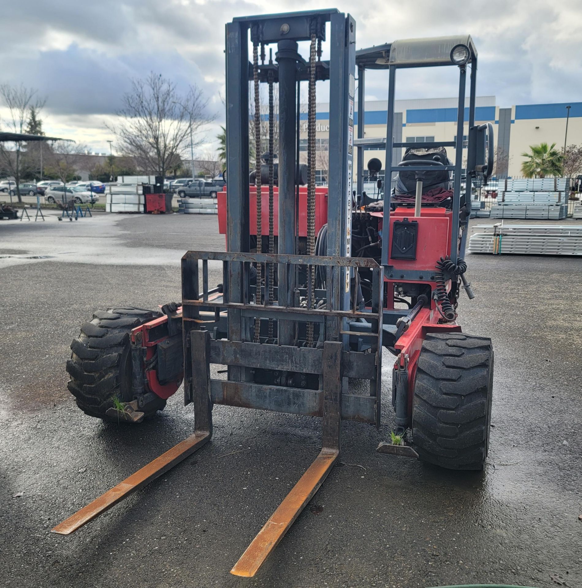 2000 MOFFETT M5000 TRUCK MOUNTED FORKLIFT, 5,000 LB CAPACITY, DIESEL ENGINE, APPROX. 1,907 HOURS, - Image 3 of 7