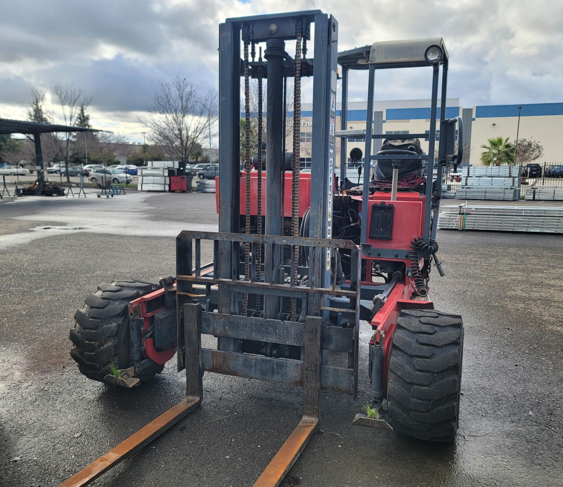 2000 MOFFETT M5000 TRUCK MOUNTED FORKLIFT, 5,000 LB CAPACITY, DIESEL ENGINE, APPROX. 1,907 HOURS, - Image 2 of 7