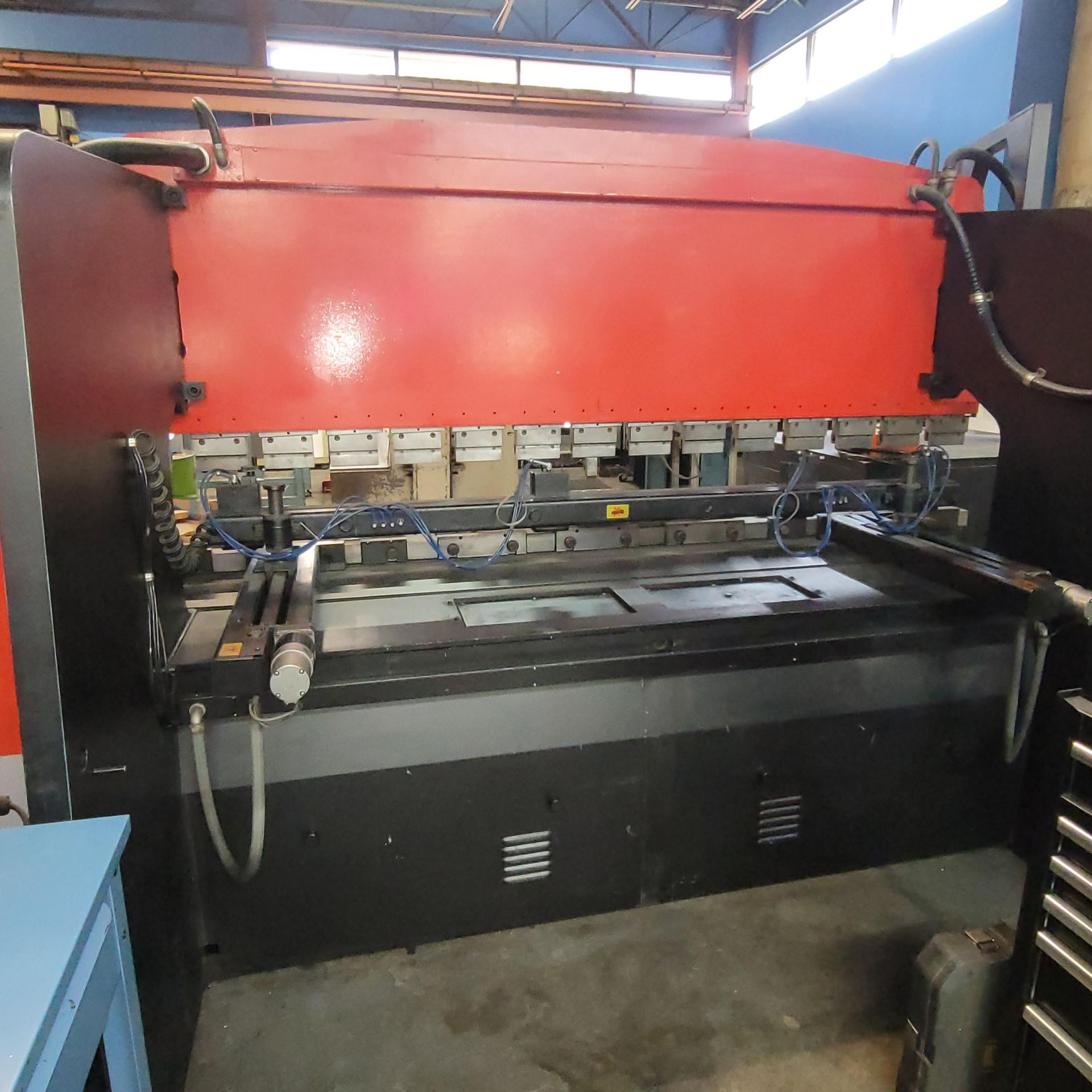 1985 AMADA RG-125 PRESS BRAKE, 10' X 125 TON CAPACITY (9'-10" ACTUAL), NC-9E CONTROL, AUTOMATIC BACK - Bild 8 aus 13