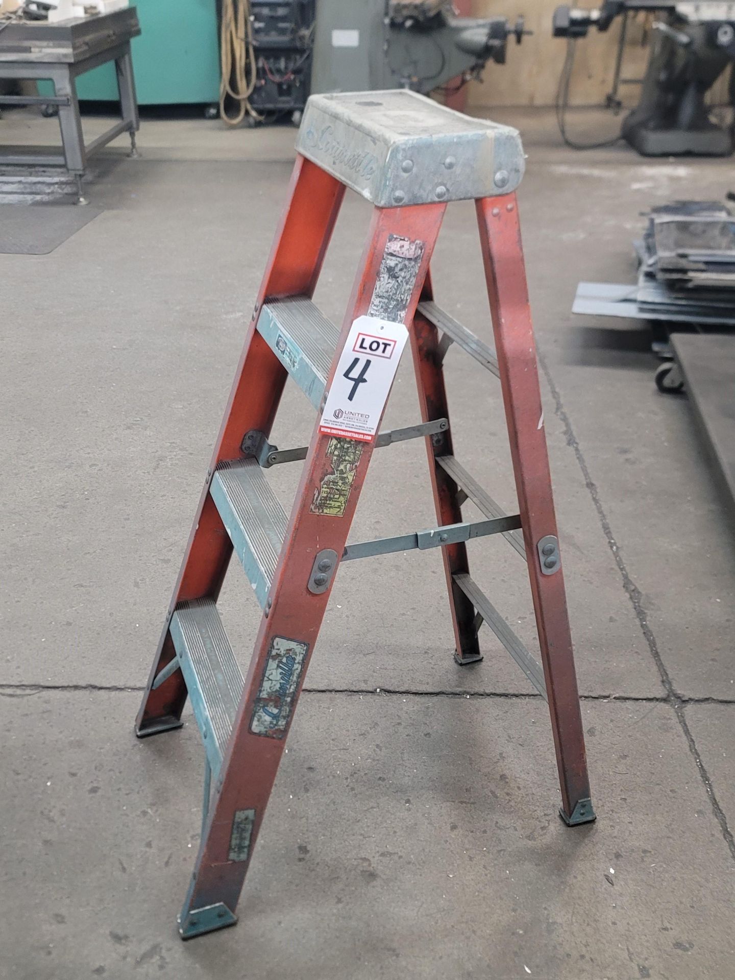 LOUISVILLE 4' LADDER, FIBERGLASS