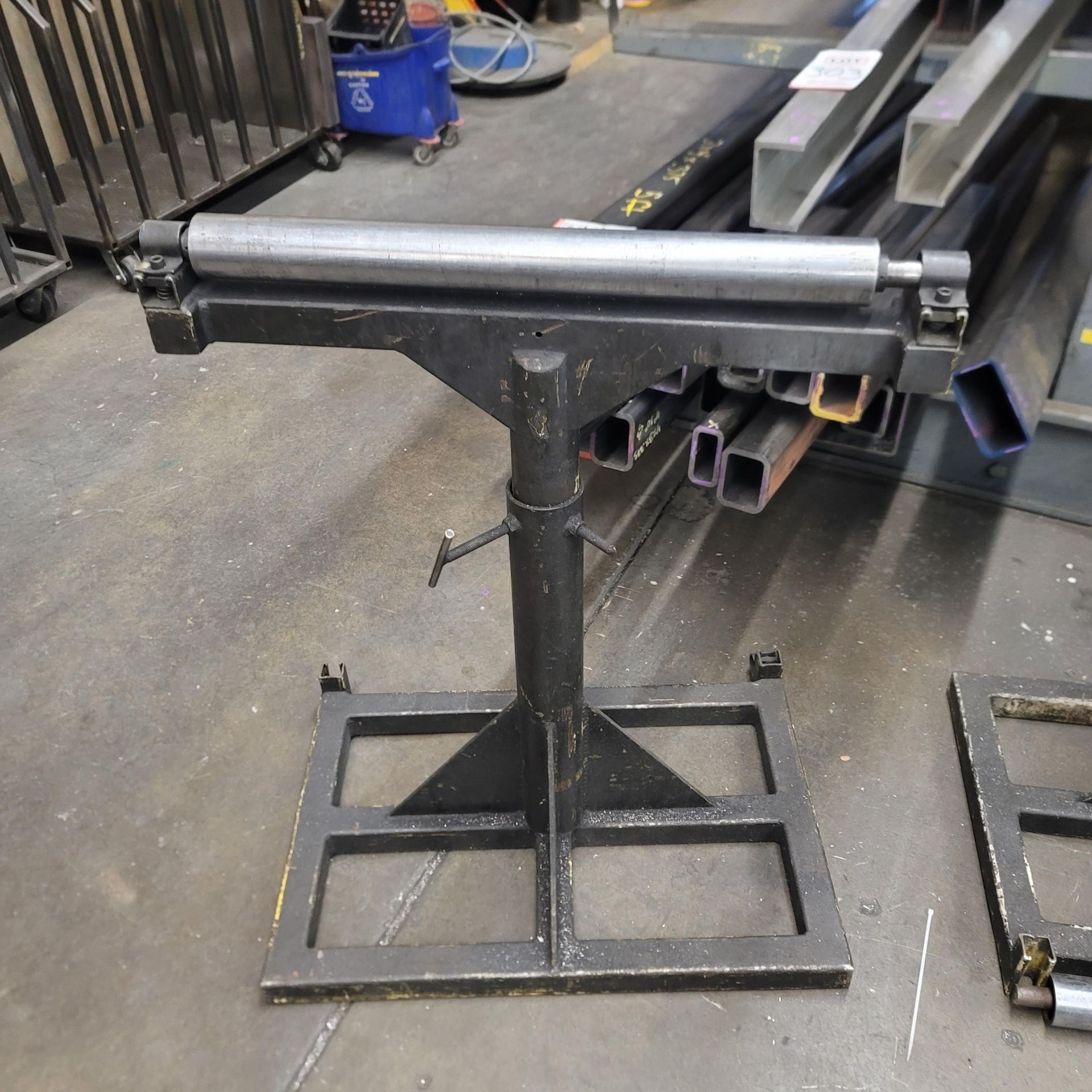 LOT - (2) 26" ROLLER MATERIAL STANDS, HEAVY DUTY, ADJUSTABLE HEIGHT - Image 3 of 3