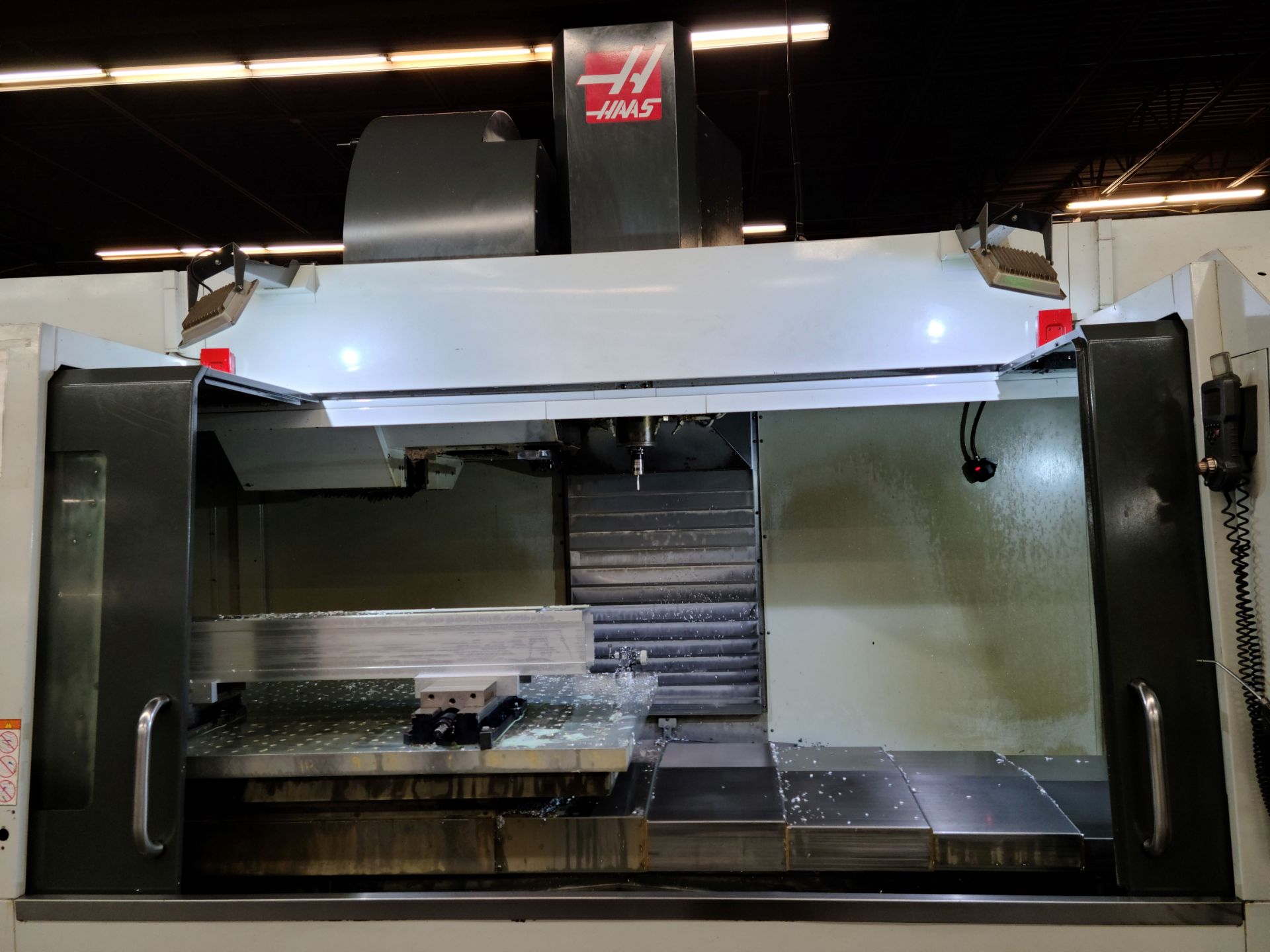 2017 HAAS VF-9/40 VERTICAL MACHINING CENTER, XYZ TRAVELS: 84" X 40" X 30", 84" X 36" TABLE, 8100 RPM - Image 24 of 28