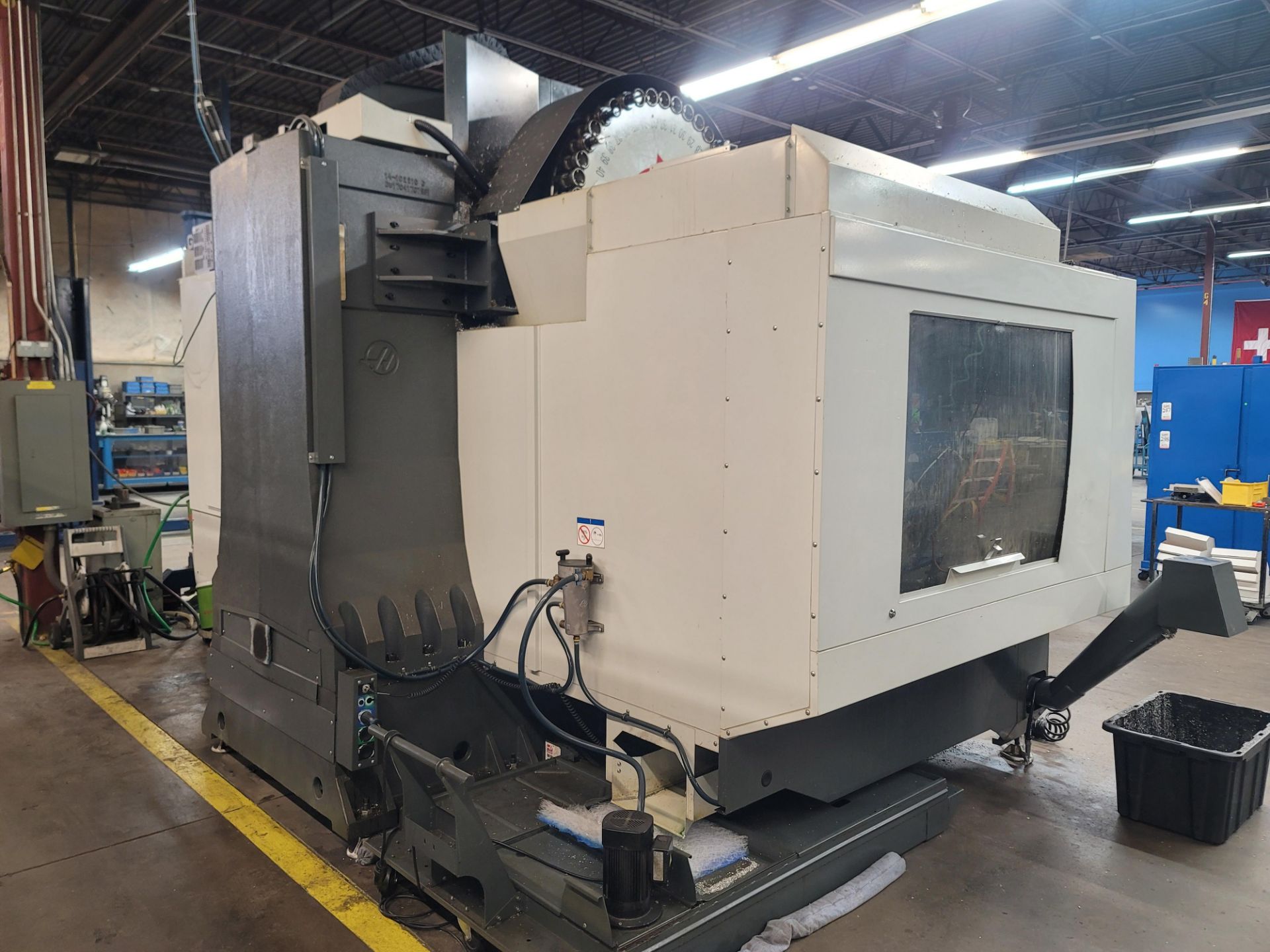 2017 HAAS VF-9/40 VERTICAL MACHINING CENTER, XYZ TRAVELS: 84" X 40" X 30", 84" X 36" TABLE, 8100 RPM - Image 9 of 28