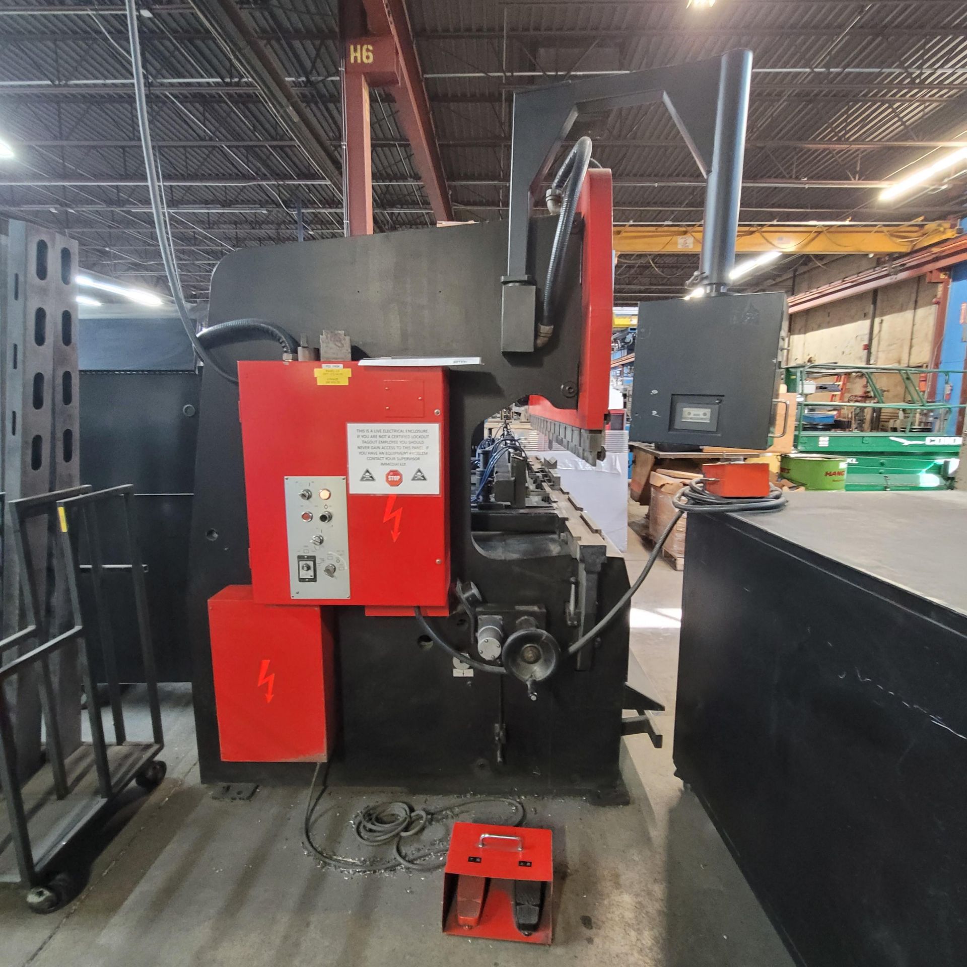 1985 AMADA RG-125 PRESS BRAKE, 10' X 125 TON CAPACITY (9'-10" ACTUAL), NC-9E CONTROL, AUTOMATIC BACK - Bild 7 aus 13