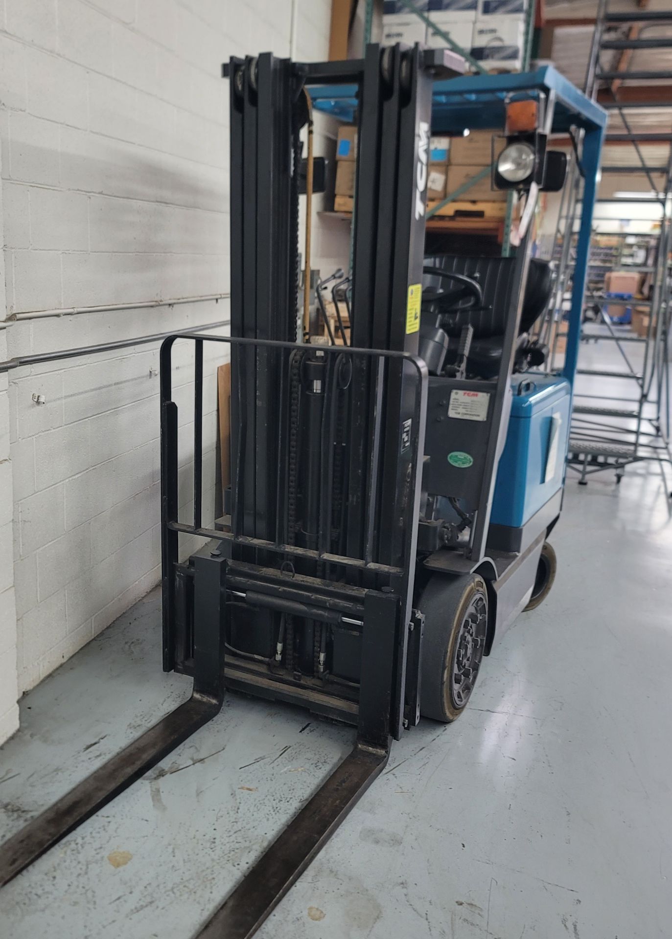 TCM ELECTRIC FORKLIFT, MODEL FCB15A4, 2,600 LB CAPACITY, APPROX. 6,208 HOURS, 3-STAGE MAST, SIDE - Image 3 of 16