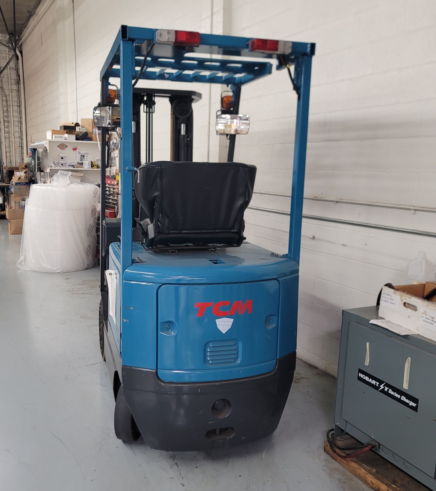 TCM ELECTRIC FORKLIFT, MODEL FCB15A4, 2,600 LB CAPACITY, APPROX. 6,208 HOURS, 3-STAGE MAST, SIDE - Image 4 of 16
