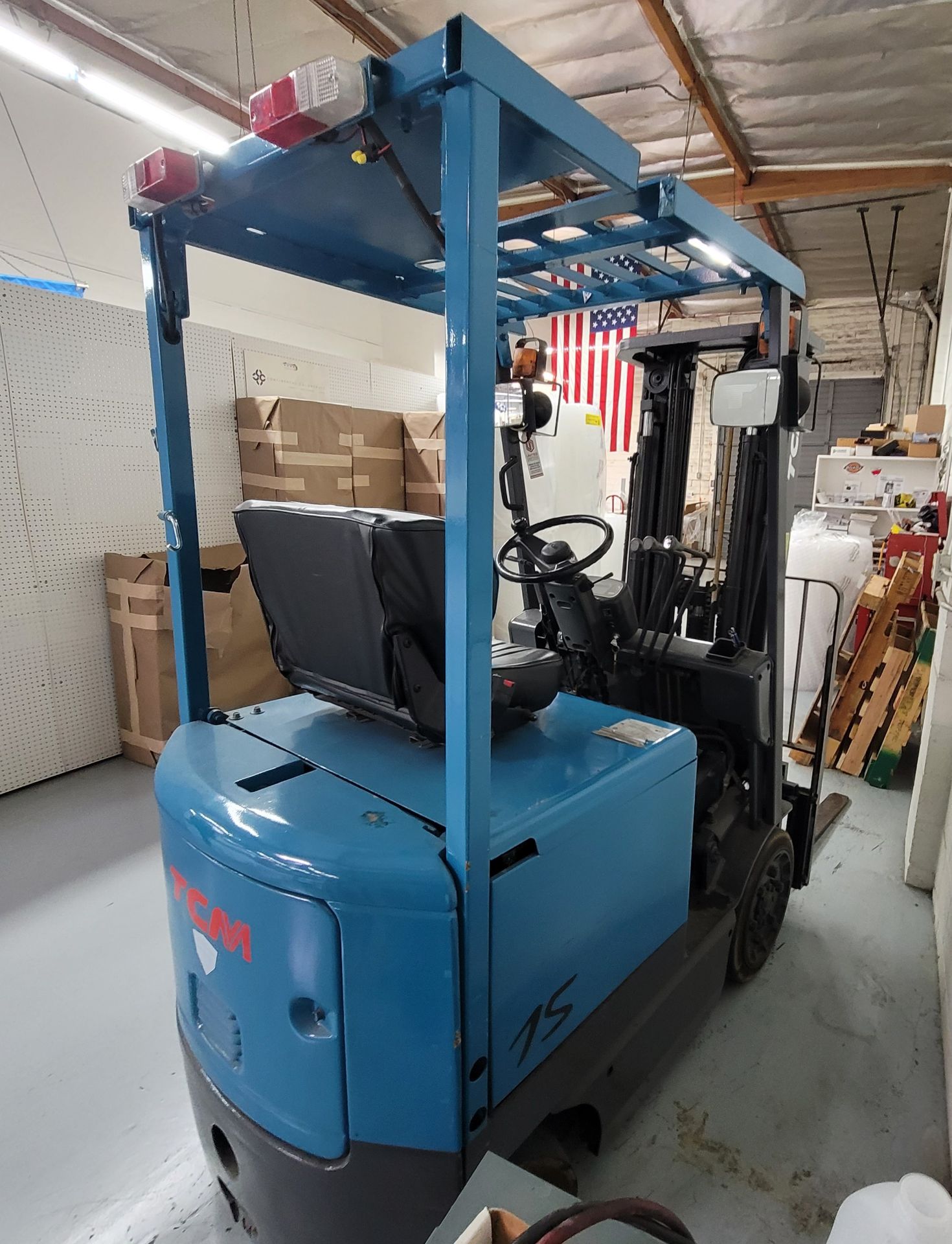 TCM ELECTRIC FORKLIFT, MODEL FCB15A4, 2,600 LB CAPACITY, APPROX. 6,208 HOURS, 3-STAGE MAST, SIDE - Image 5 of 16