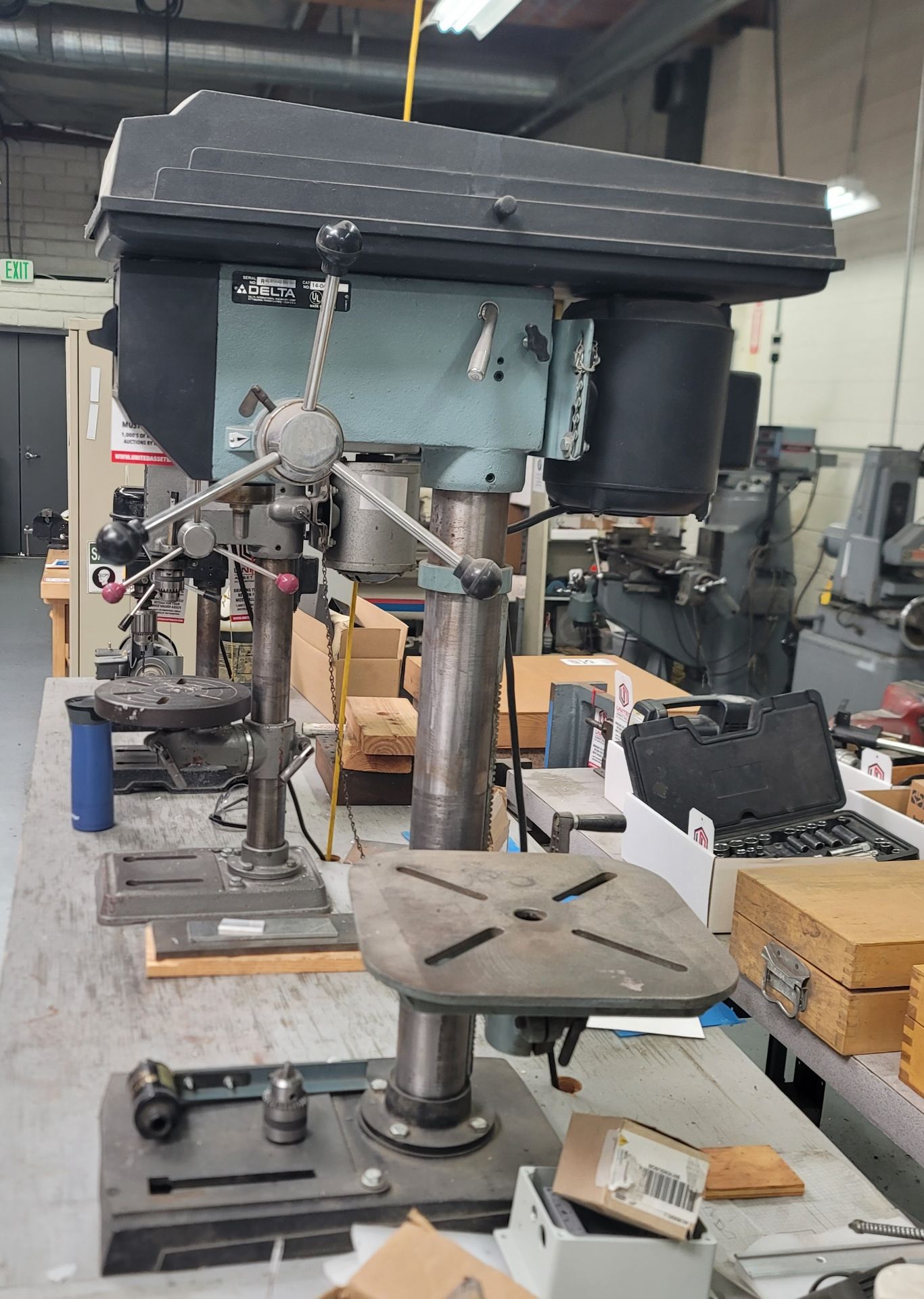 DELTA 14" BENCHTOP DRILL PRESS, MODEL 14-040, S/N R9323, W/ CHUCK AND TAPPER - Image 2 of 5