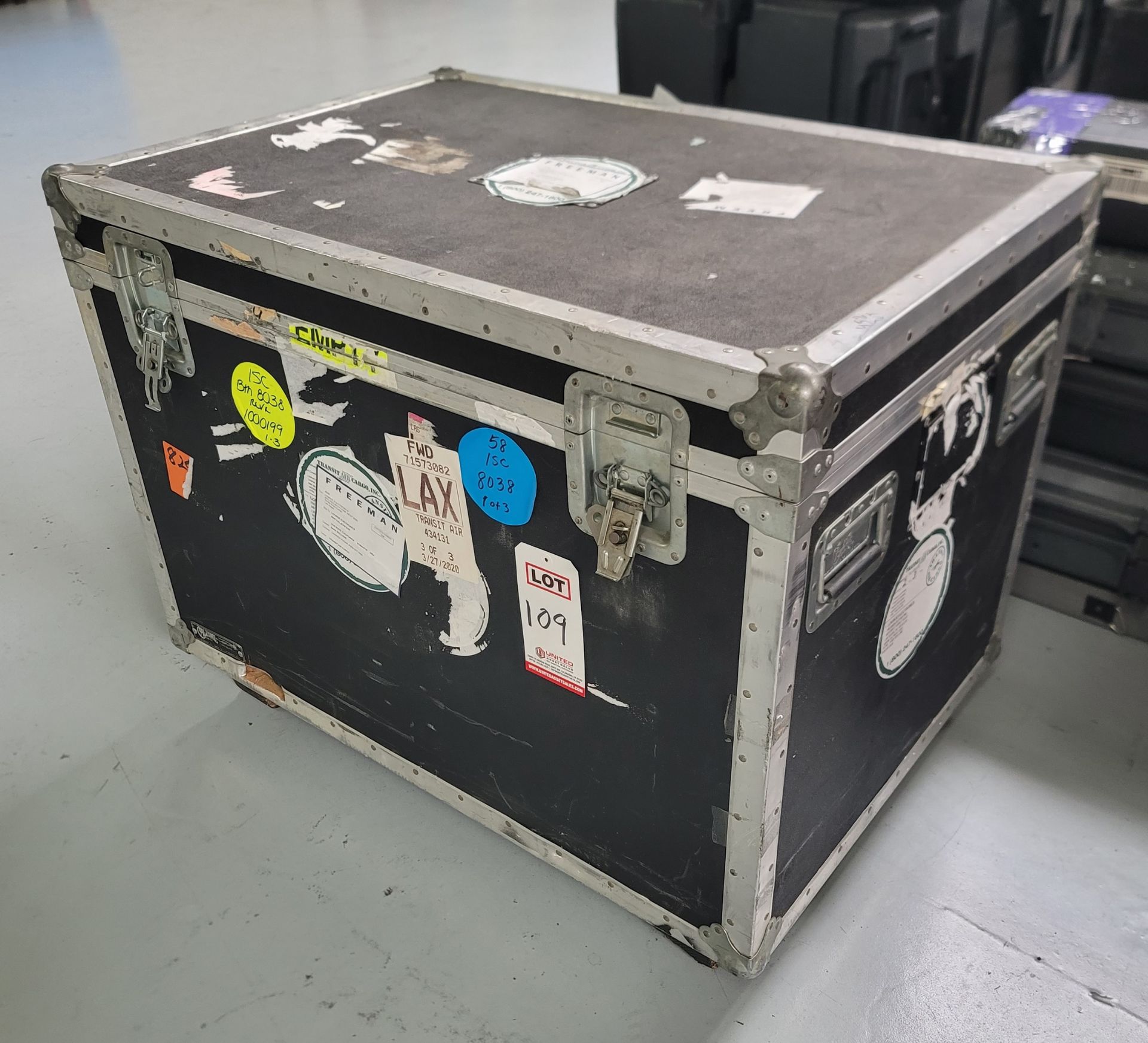 LARGE FLIGHT CASE, 39" X 27" X 27" HT, NO CASTERS