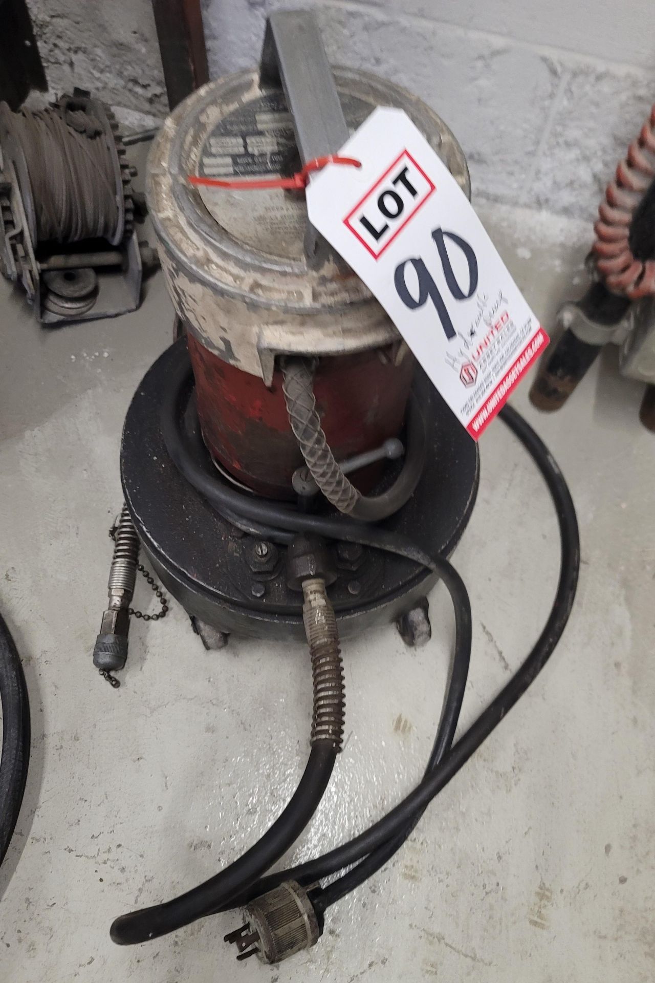 PORTABLE ELECTRIC HYDRAULIC PUMP, MODEL 1550, CAN'T FIND BRAND NAME, ON CASTERS