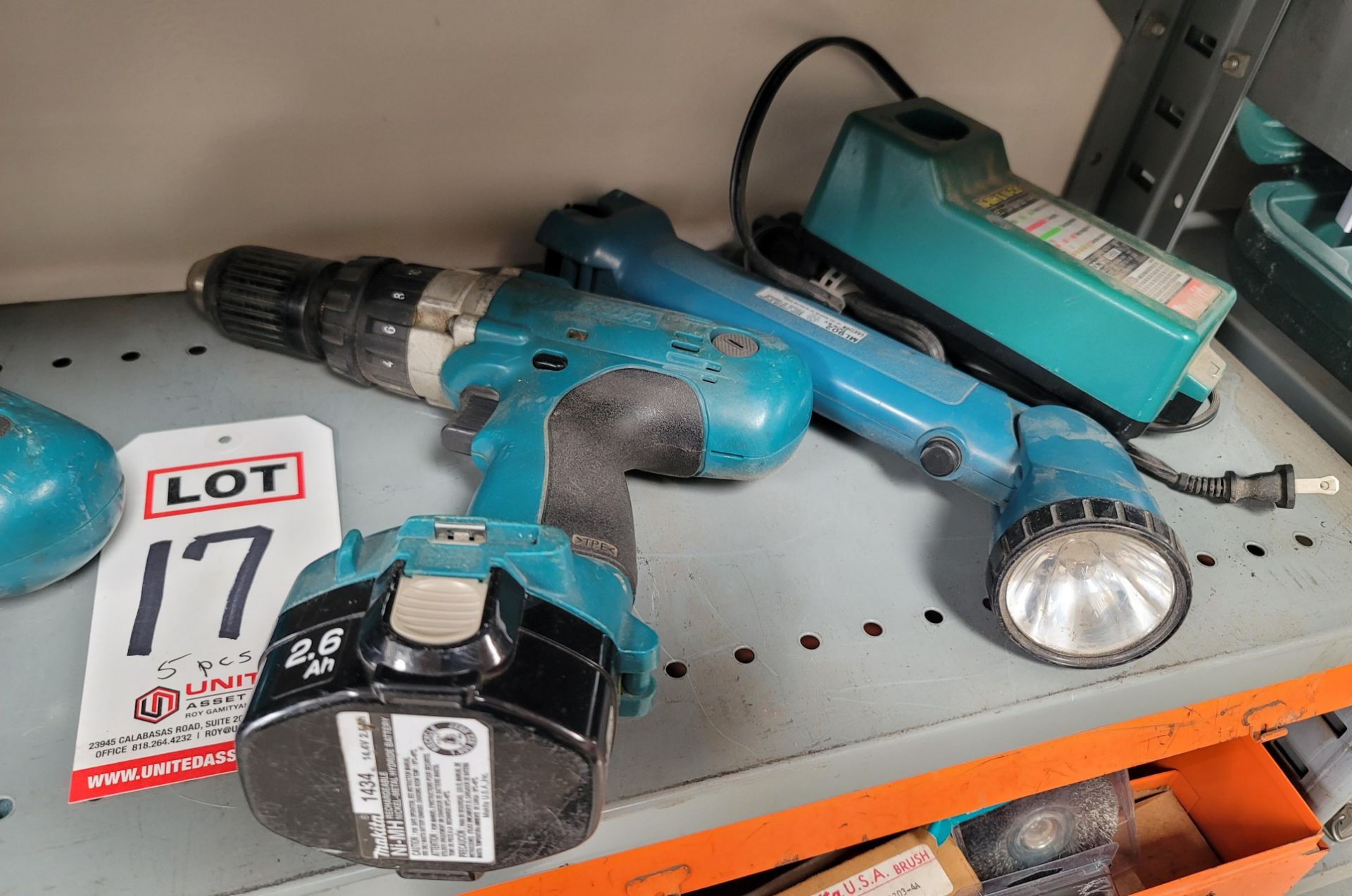 LOT - (3) MAKITA 2.6AH RECHARGEABLE DRILLS, MODEL 8433D, (3) BATTERIES, CHARGER, FLASHLIGHT - Image 2 of 3