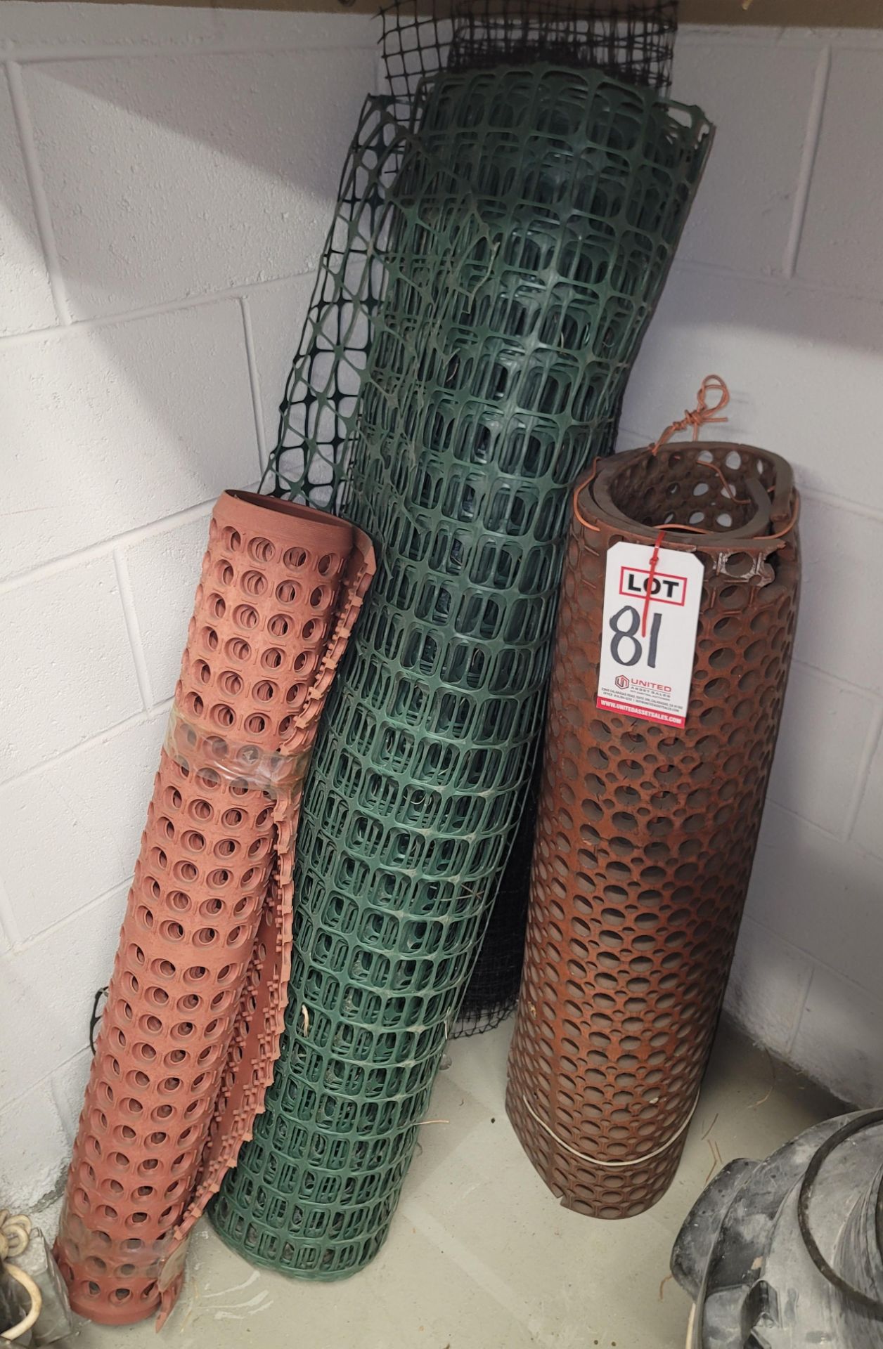 LOT - RUBBER FLOOR MATS AND PLASTIC ROLL FENCING