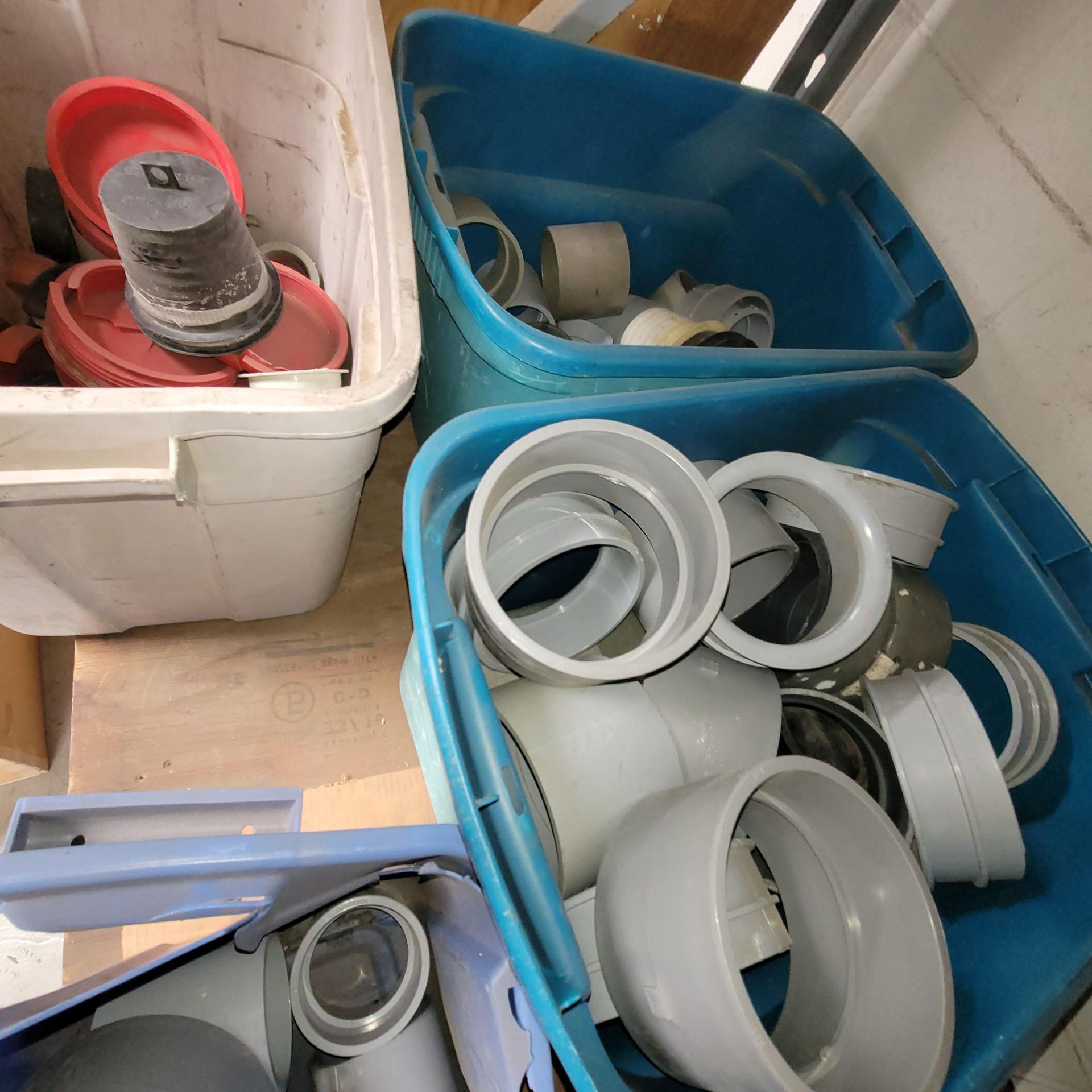 LOT - CONTENTS ONLY OF TOP (2) SHELVES, TO INCLUDE: PVC AND SCHEDULE 40 PLASTIC PIPE FITTINGS - Image 2 of 10