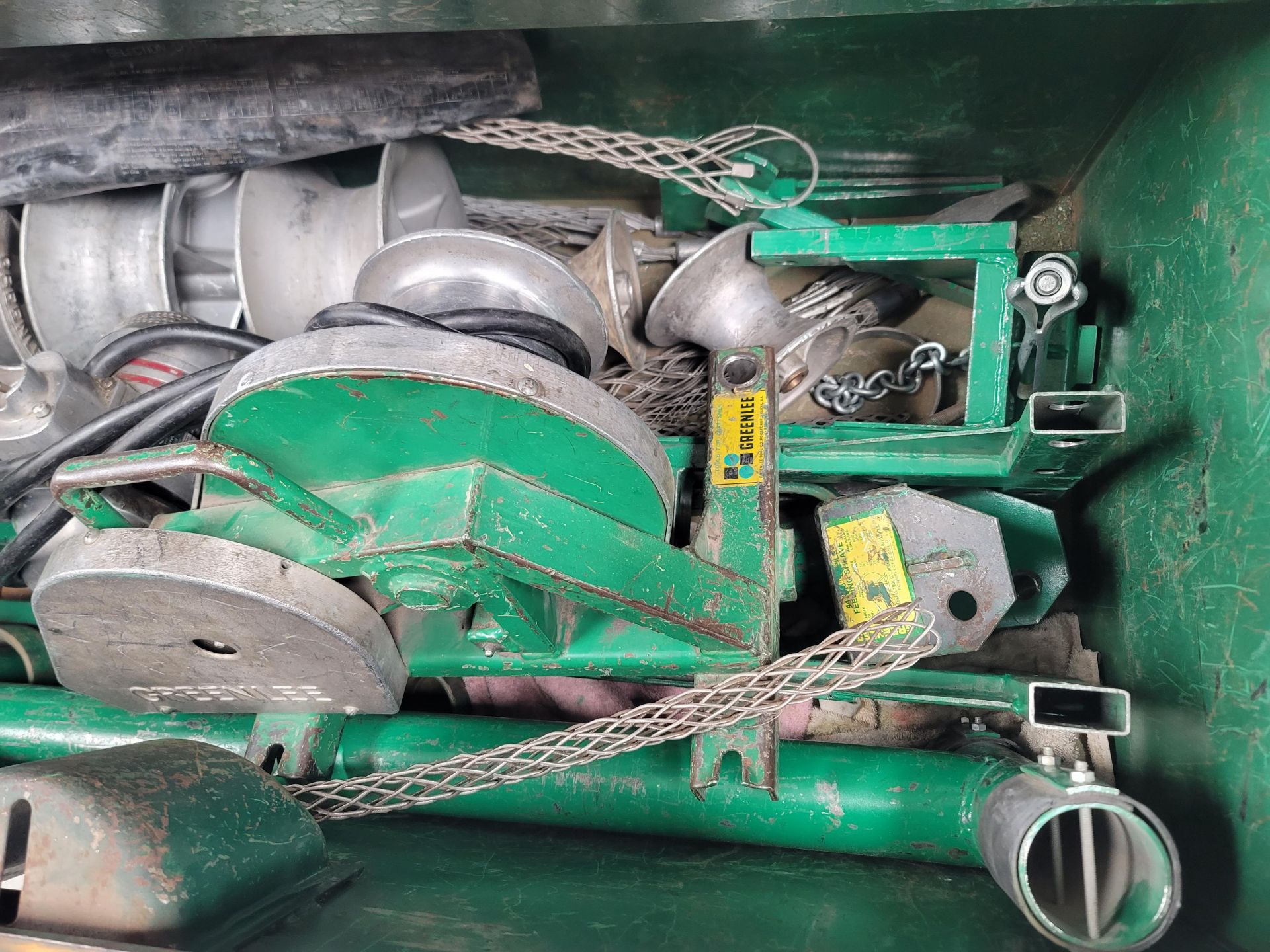 LOT - GREENLEE 640 ELECTRIC WIRE & CABLE PULLER W/ ALL PARTS & ACCESSORIES IN JOB BOX, BOX - Image 4 of 5