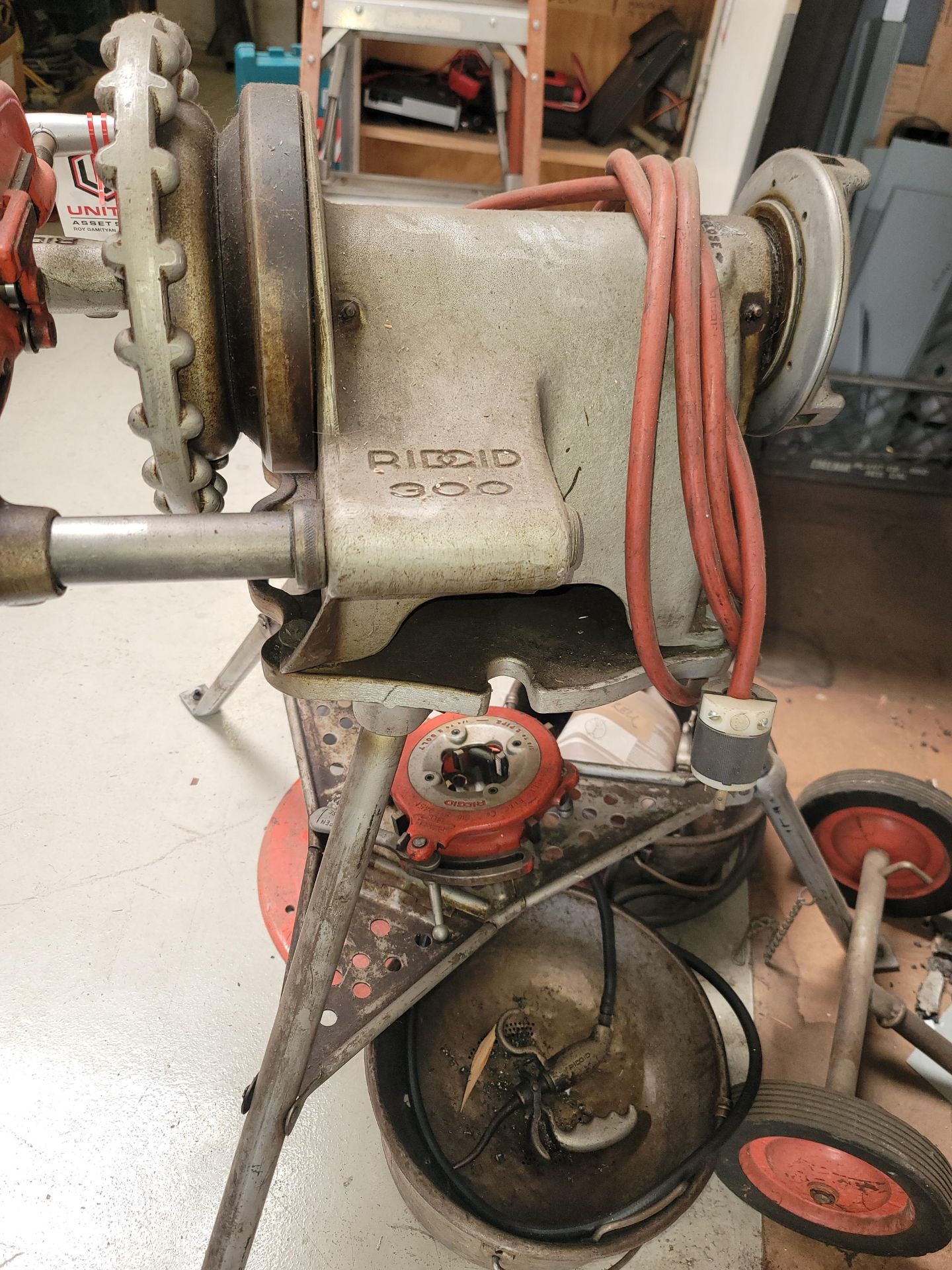 LOT - RIDGID NO. 300 POWER DRIVE PIPE THREADING MACHINE, W/ ACCESSORIES - Image 5 of 5