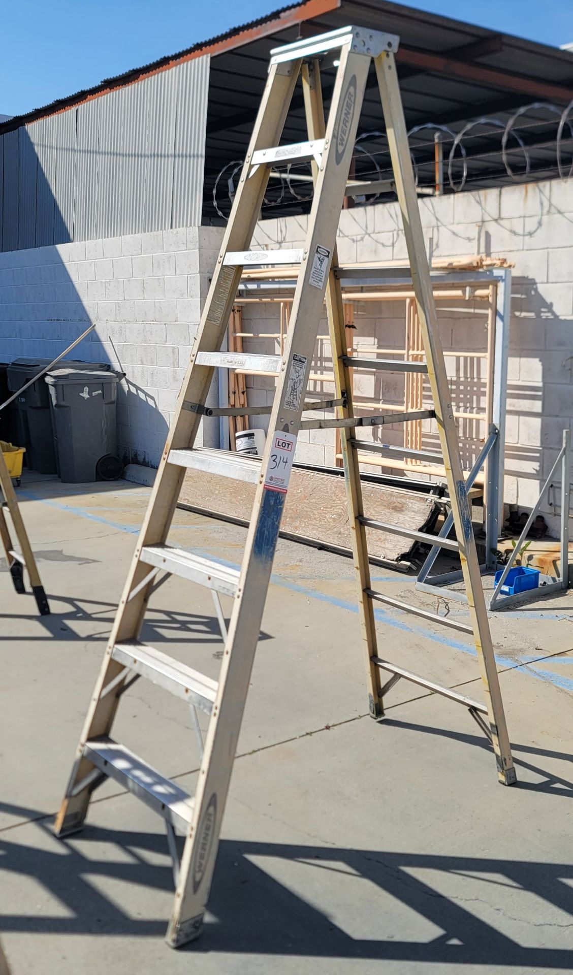 WERNER 8' FIBERGLASS LADDER