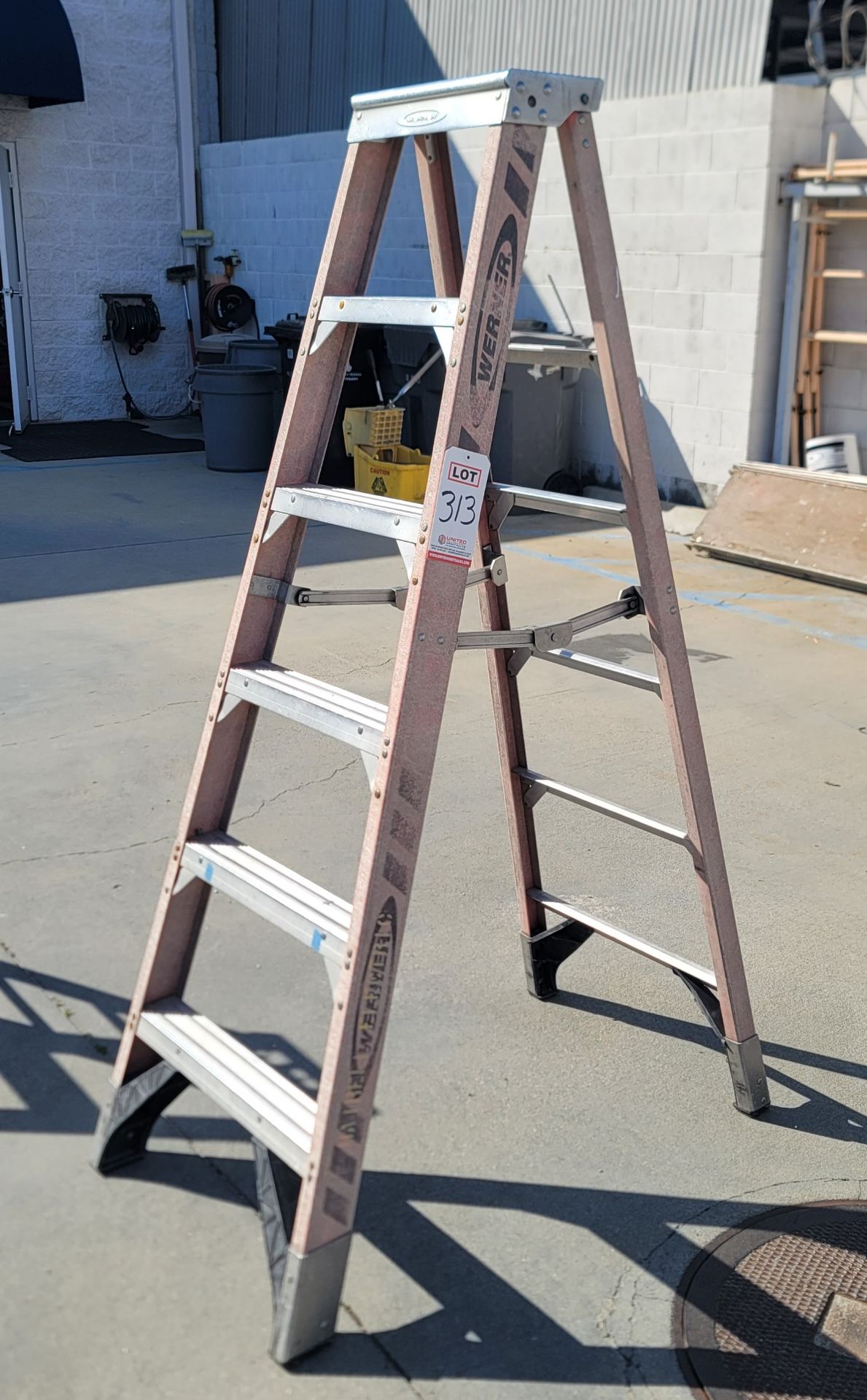 WERNER 6' FIBERGLASS LADDER